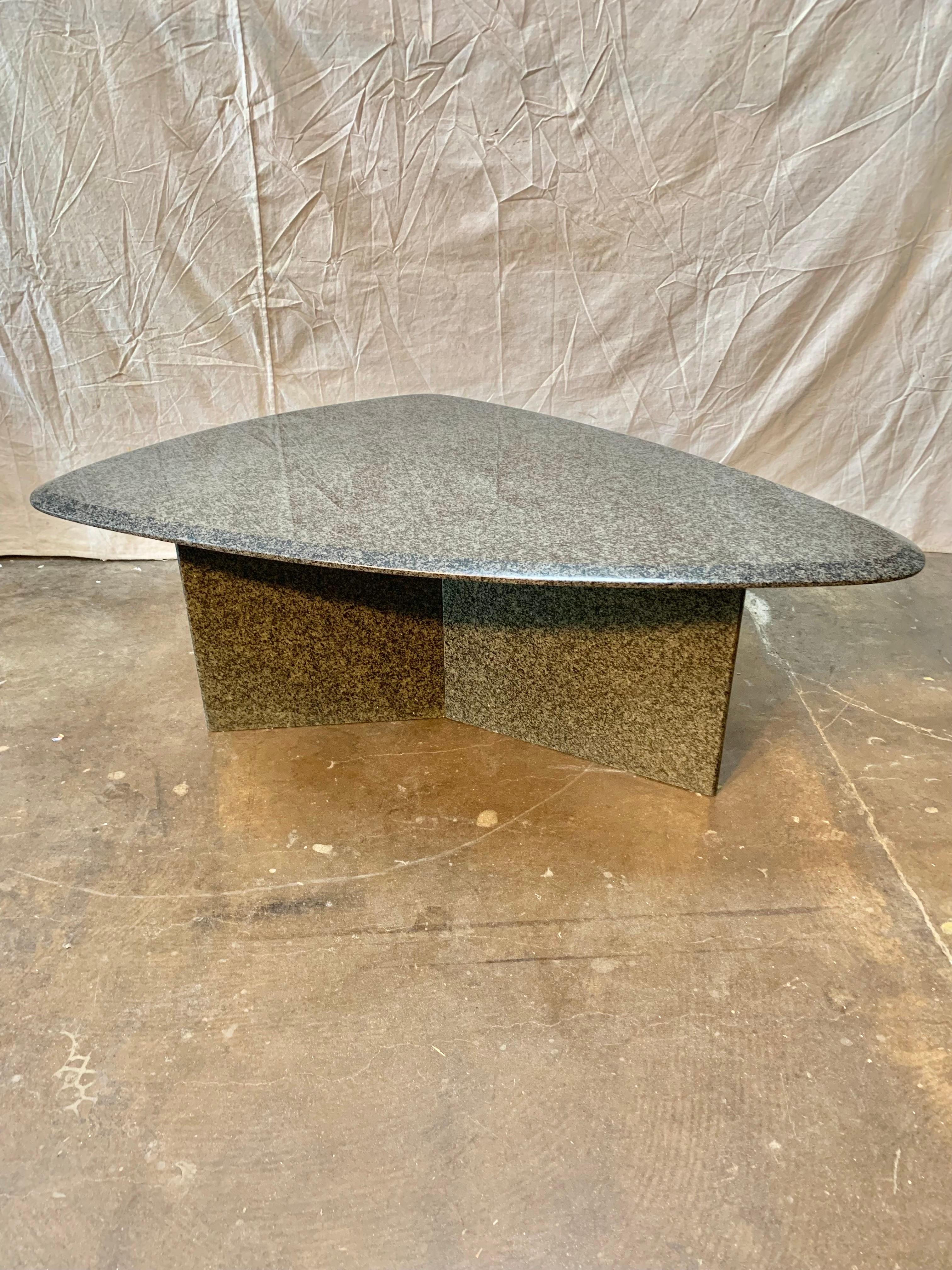 Table basse italienne en granit de style mi-siècle moderne en vente 4