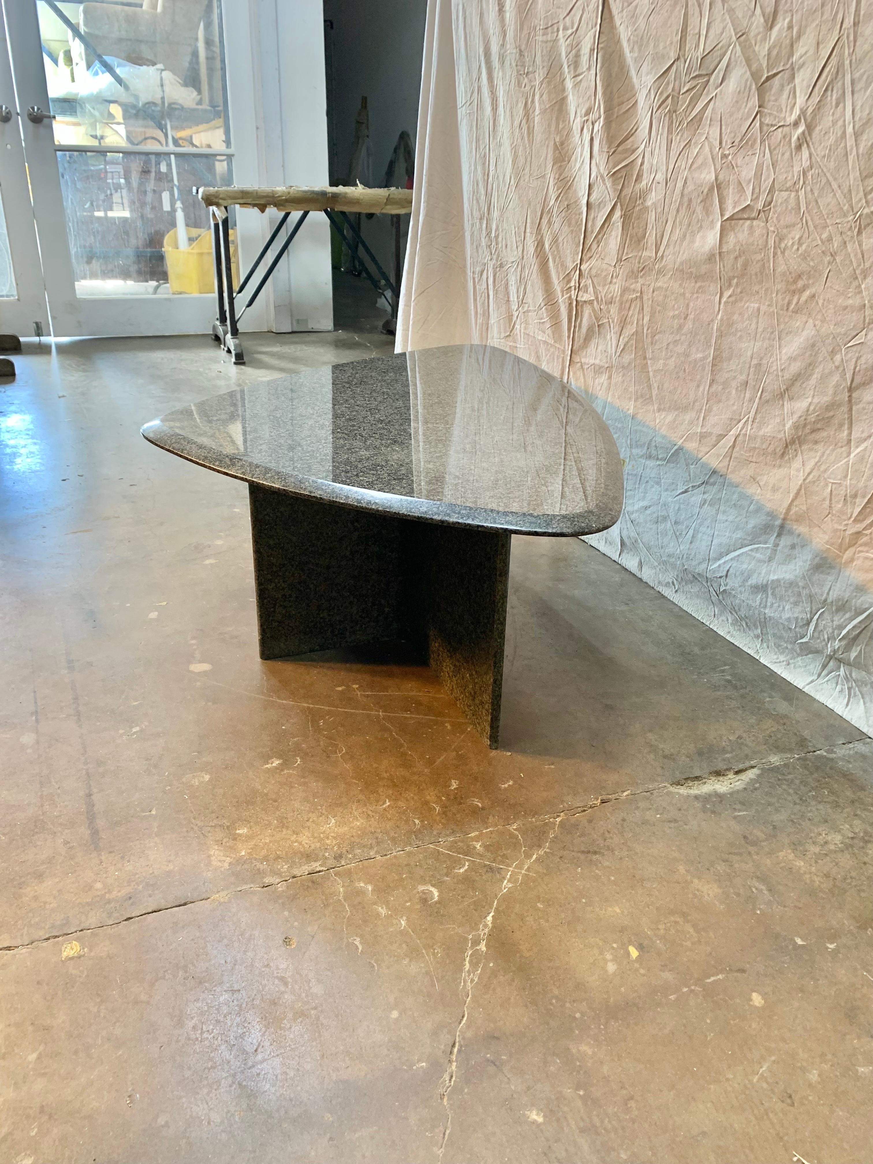 Mid-Century Modern Table basse italienne en granit de style mi-siècle moderne en vente