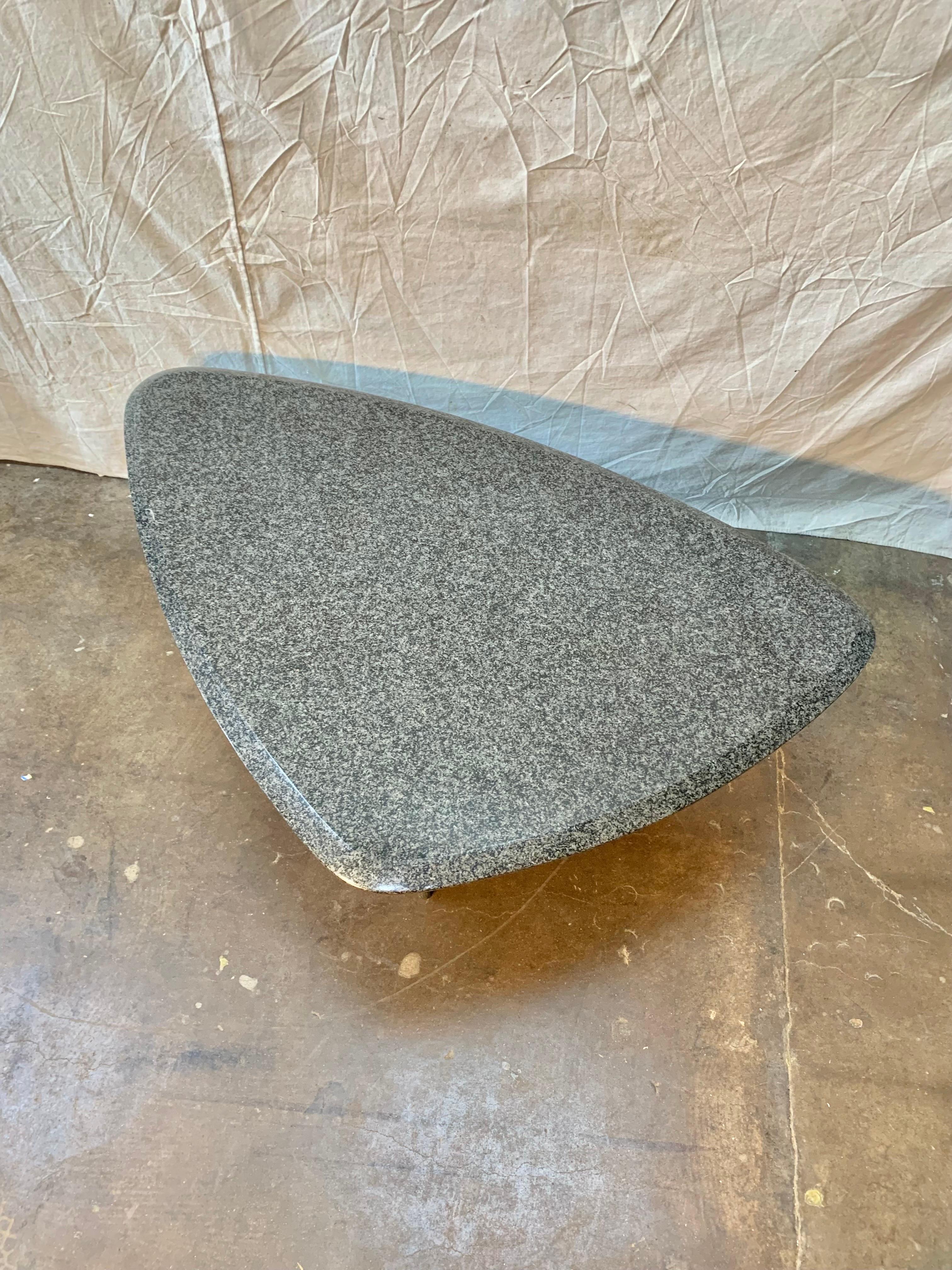 Table basse italienne en granit de style mi-siècle moderne Bon état - En vente à Burton, TX