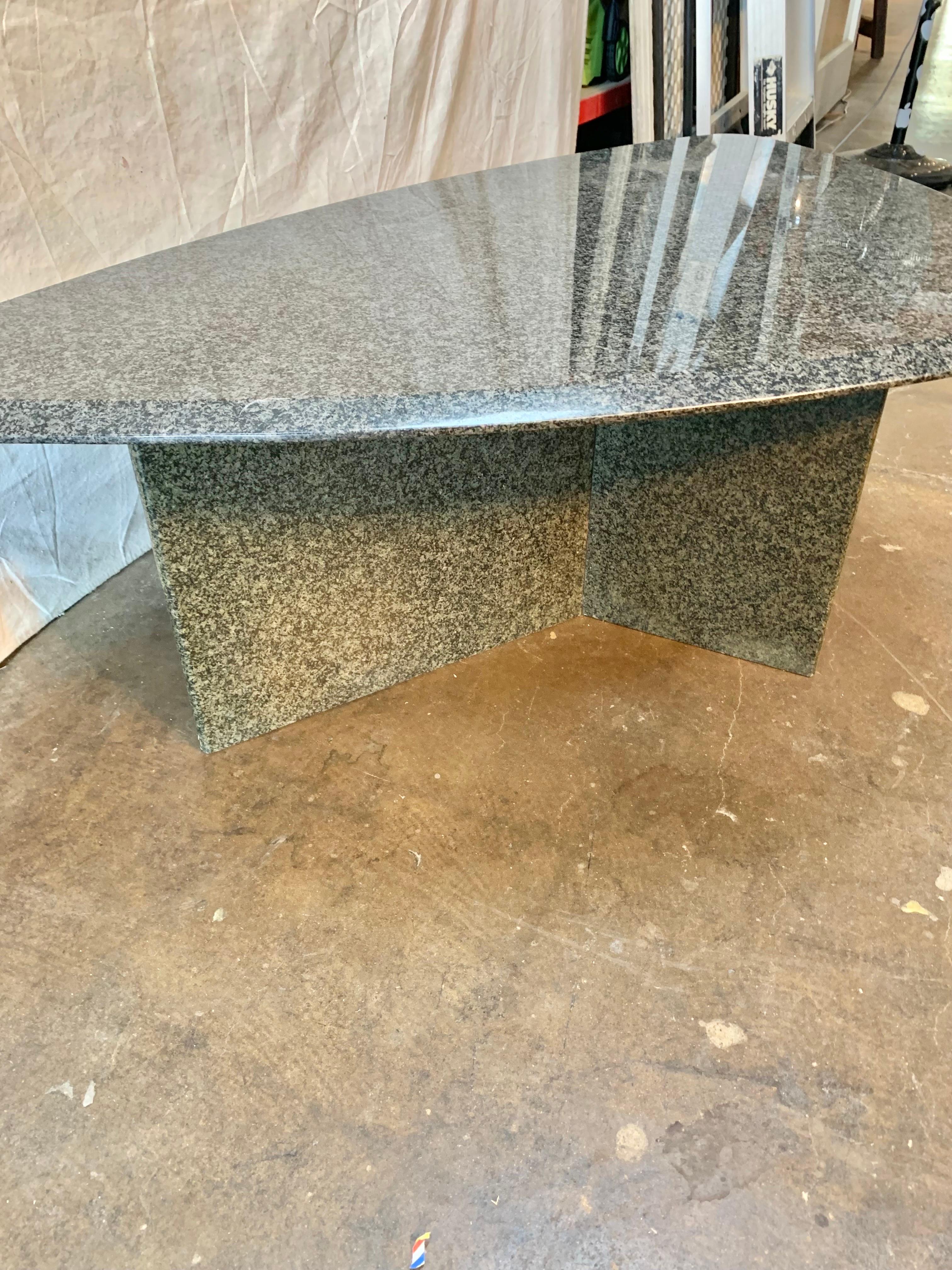 20ième siècle Table basse italienne en granit de style mi-siècle moderne en vente