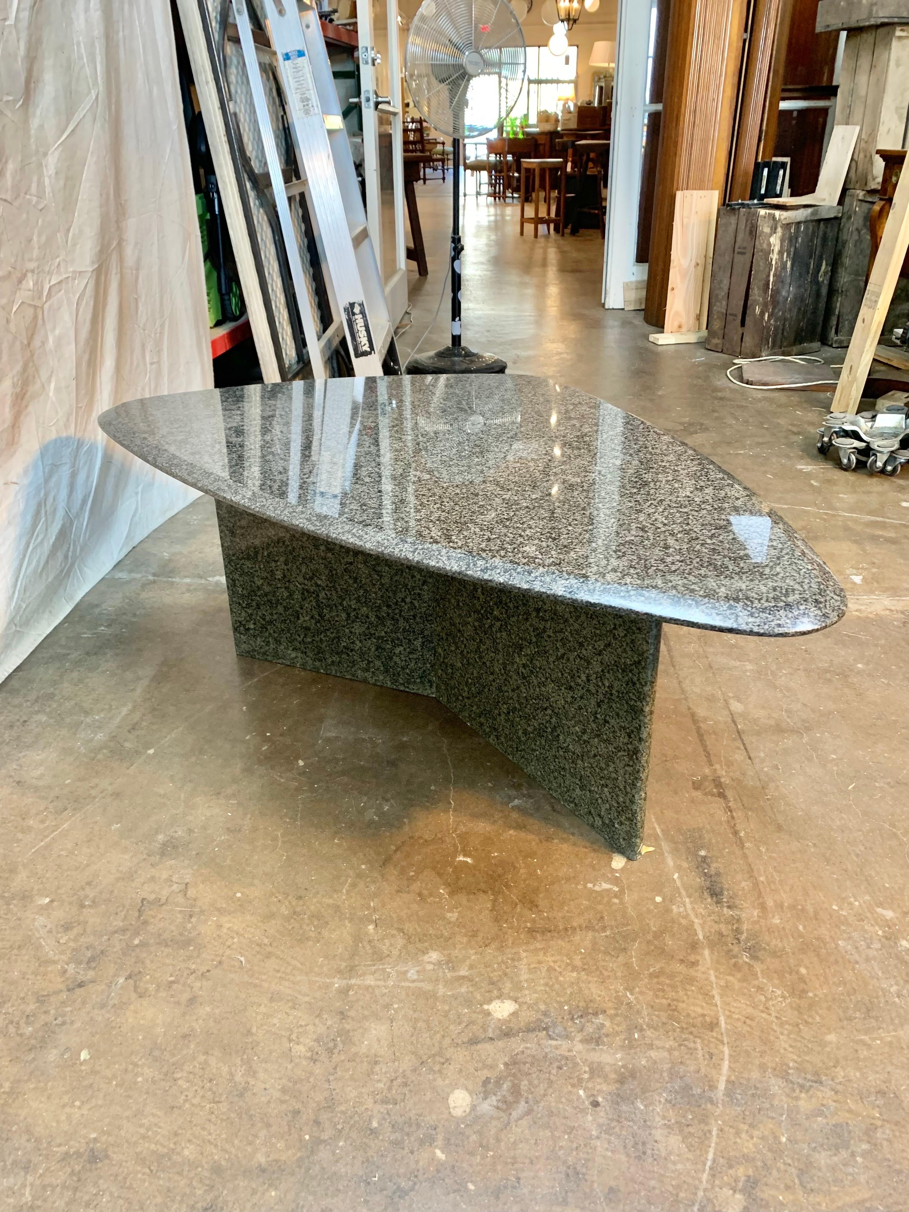 Granit Table basse italienne en granit de style mi-siècle moderne en vente