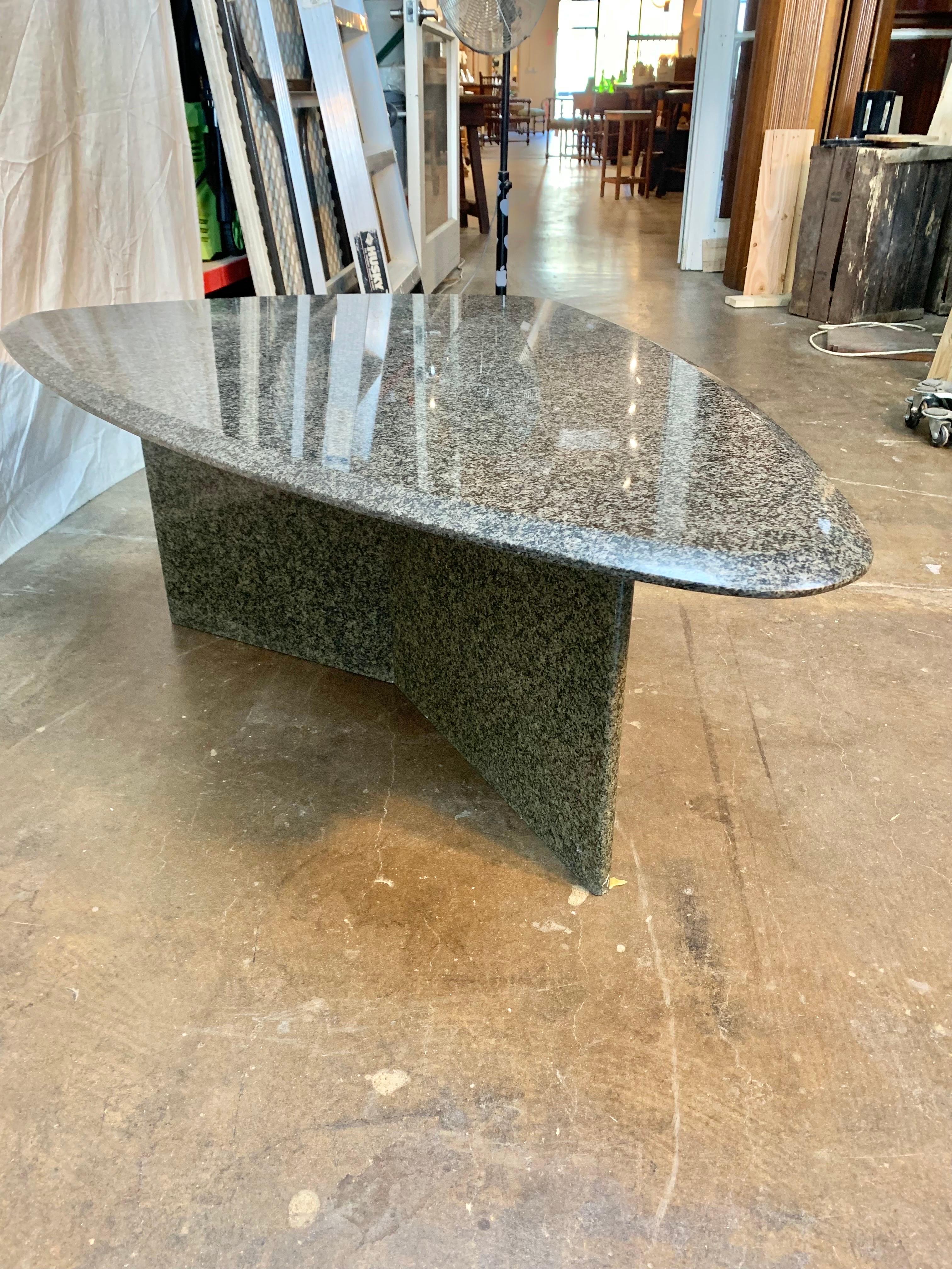Table basse italienne en granit de style mi-siècle moderne en vente 1