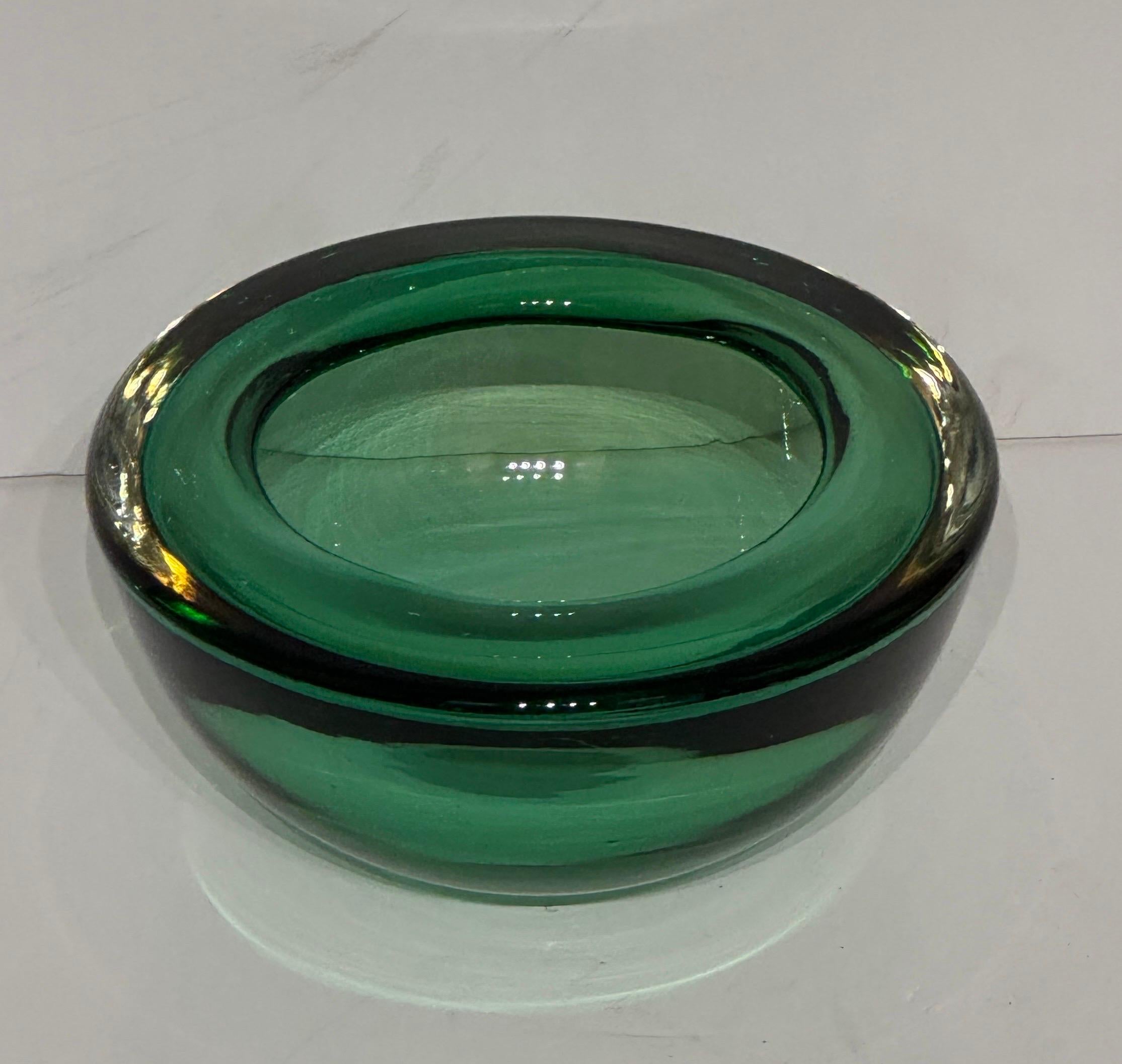 Italienische dicke smaragdgrüne mundgeblasene Glasschale mit wundervollem Alter und Patina. Diese schöne Schale ist ein sehr vielseitiges Stück, das Schmuck oder Juwelen auf einer Eitelkeit hält, oder wir sehen dieses Stück auch allein auf einem