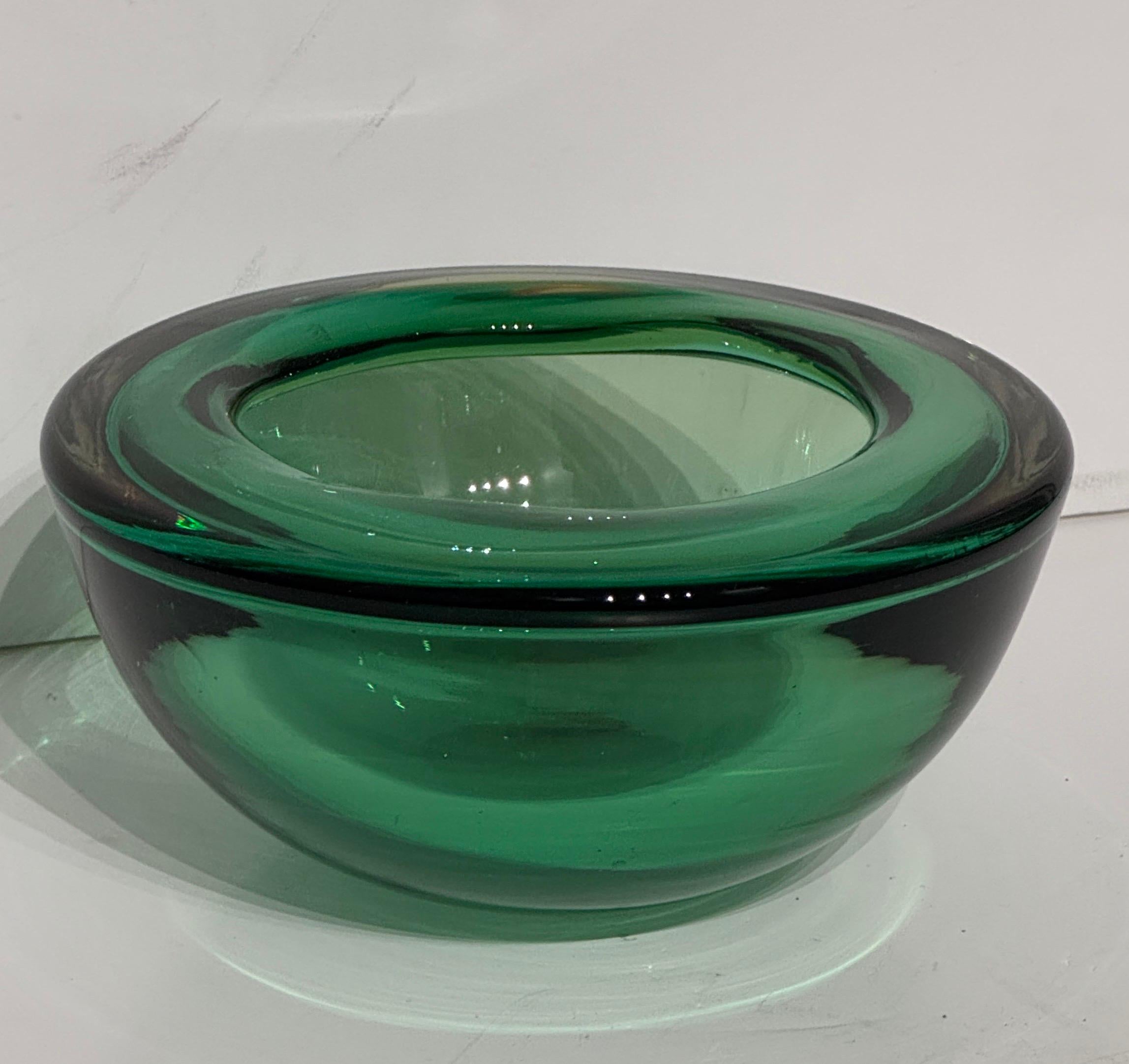 Italienische Schale/Skulptur aus grünem Kunstglas, Mid-Century Modern (Moderne der Mitte des Jahrhunderts)