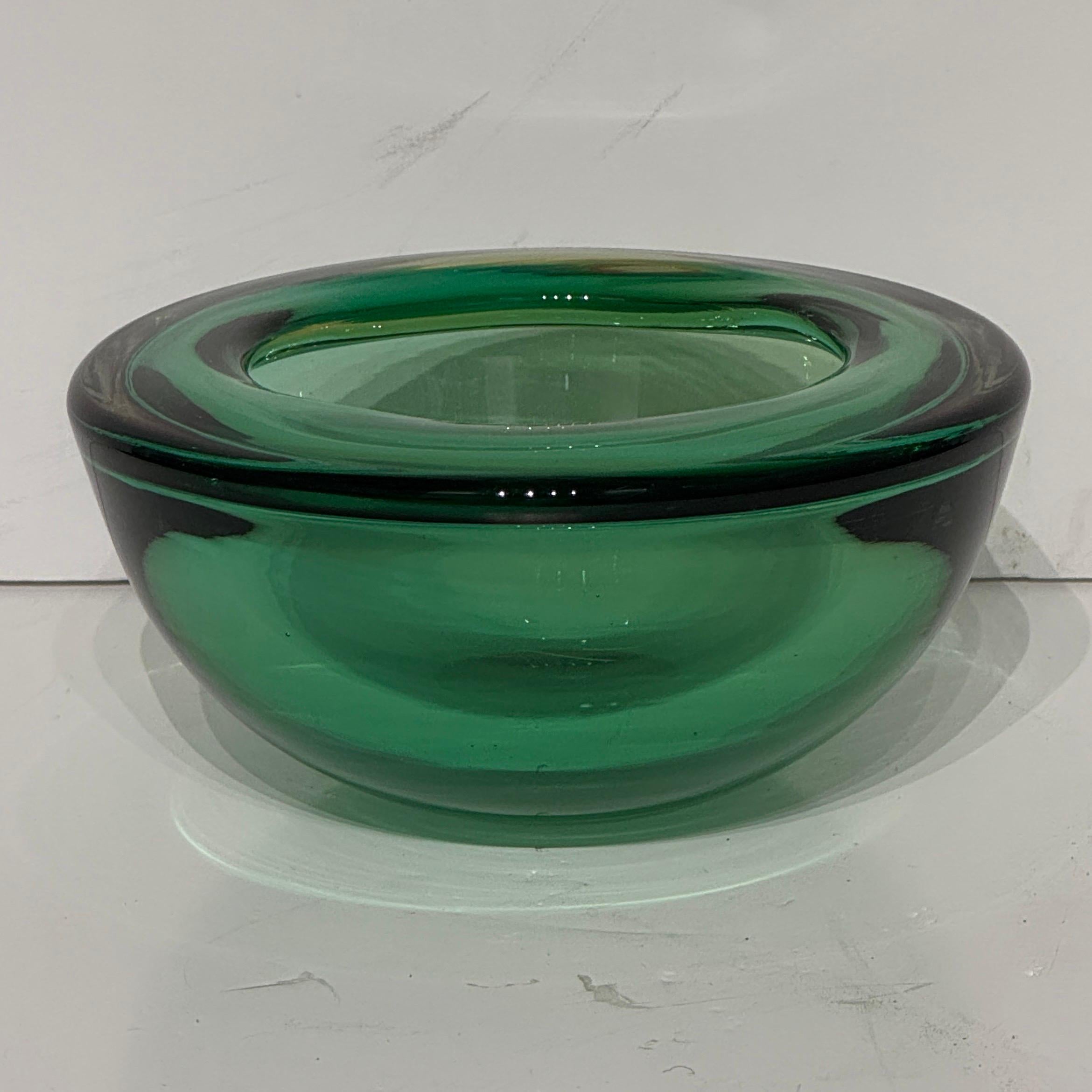 Italienische Schale/Skulptur aus grünem Kunstglas, Mid-Century Modern (Handgefertigt)