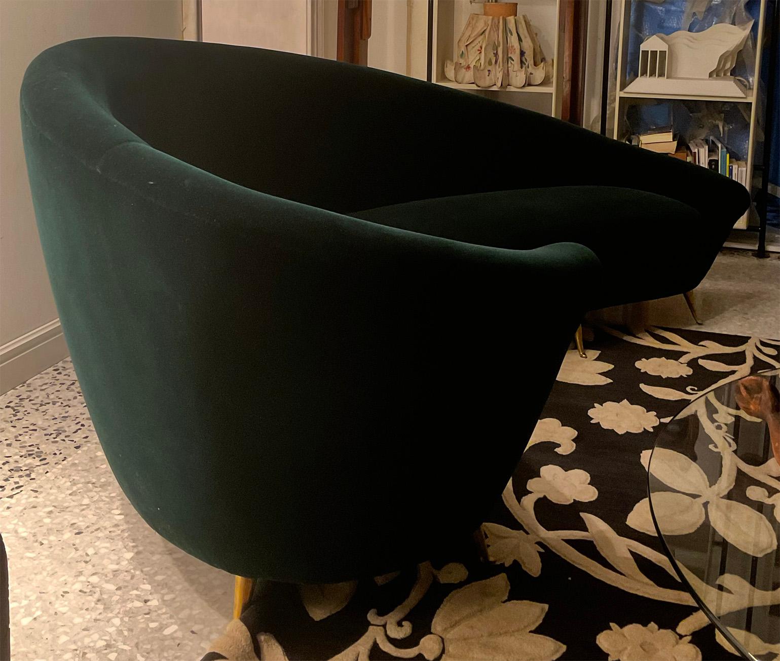 Mid Century Italian ‘50s original ISA GreenVelvet Curved Sofa, Shipping Included In Good Condition For Sale In Milano, IT
