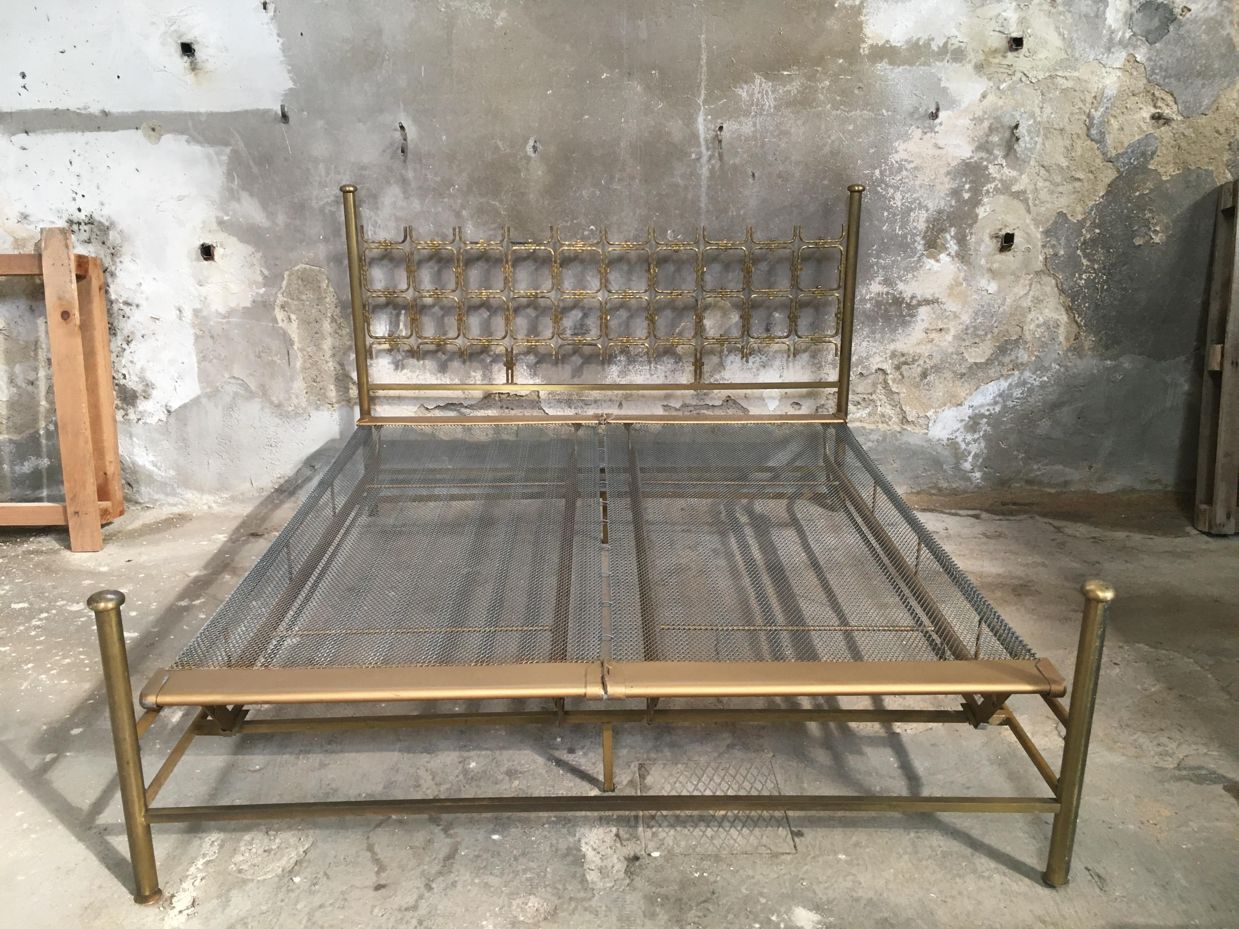 Mid-Century Modern Italian hammered bronze double bed from 1960s by Osvaldo Borsani and Arnaldo Pomodoro.
The bed comes with its own original bed net which needs a mattress of cm.170 x 190
It is possible to buy only the bed head. Price on request.