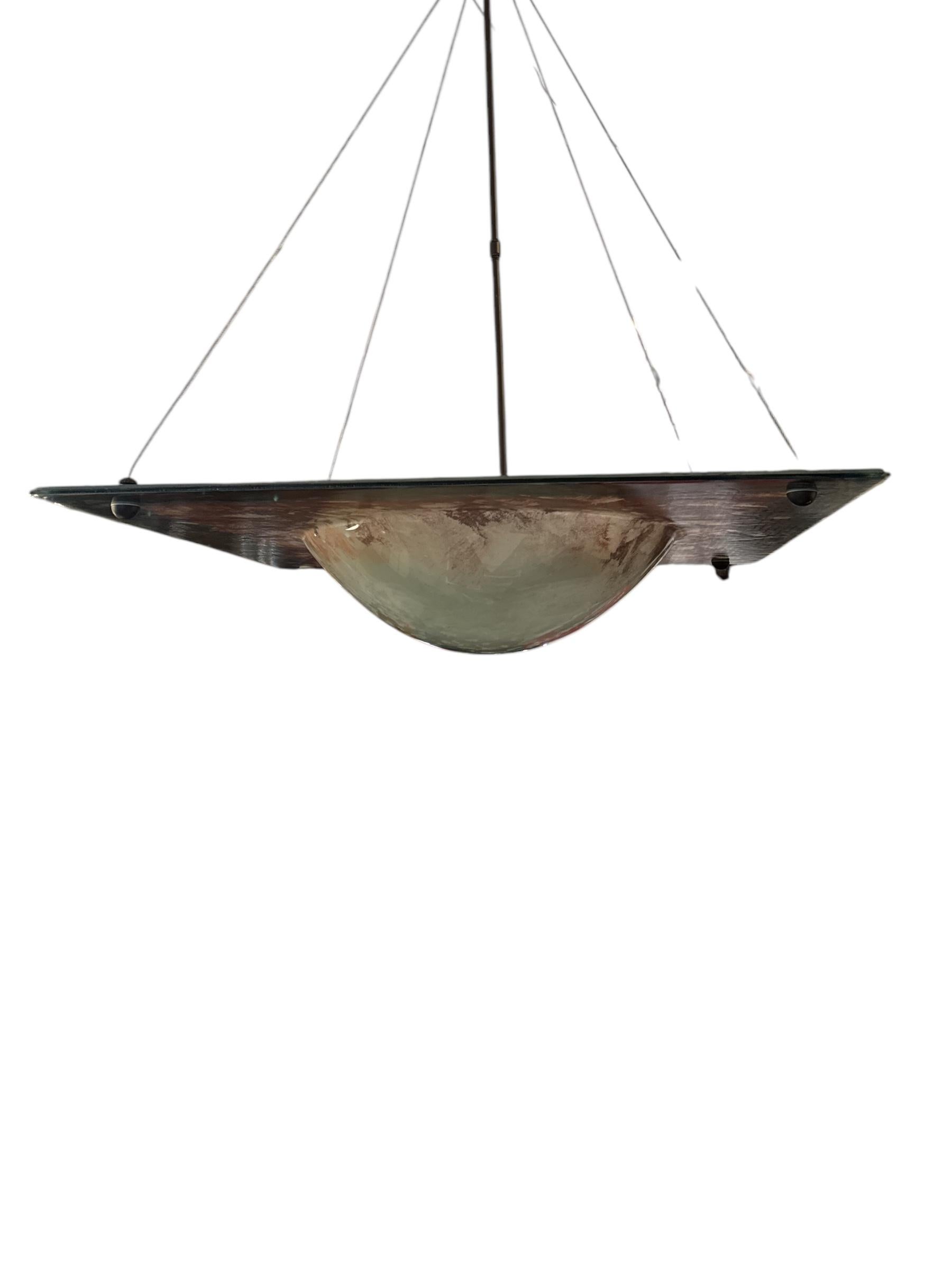 Dieser atemberaubende Kronleuchter aus mundgeblasenem italienischen Glas aus der Jahrhundertmitte verleiht Ihrem Raum zeitlose Eleganz und Raffinesse. Dieser exquisite Kronleuchter wird von erfahrenen Handwerkern in Italien gefertigt und verbindet