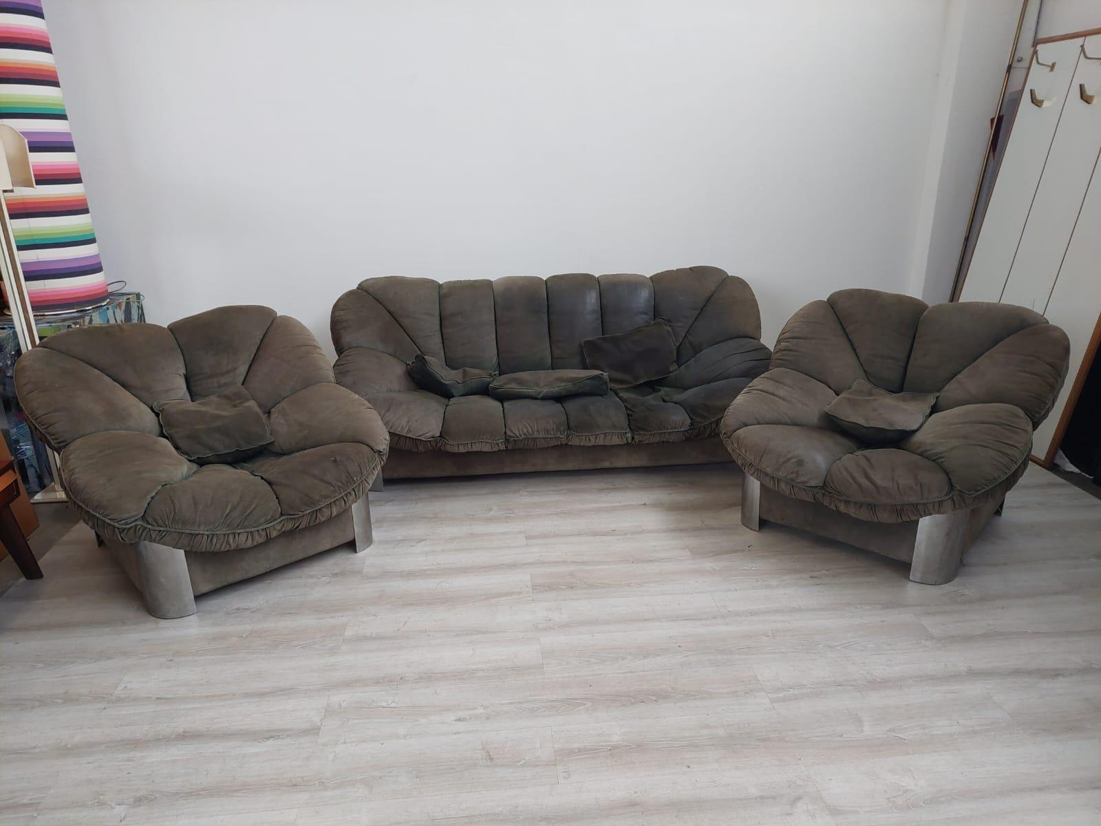 Italian Space Age Suede and stainless steel living Room Set consisting of one sofa and two armchairs.
The set is in good vintage conditions, shows wear from previous use, but remain in fair conditions.
The structure still turns out to be very solid
