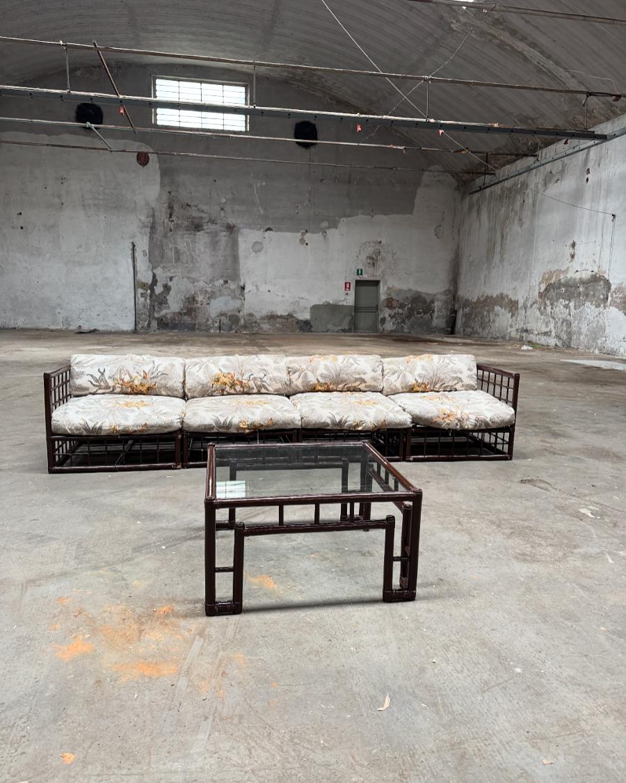 Mid-Century Modern Italian Living room set in the style of the iconic BASILAN from Afra & Tobia Scarpa. The set consisting of 4 modular armchairs, two of which are corner pieces, and a glass-top coffee table is in perfect vintage condition. The set