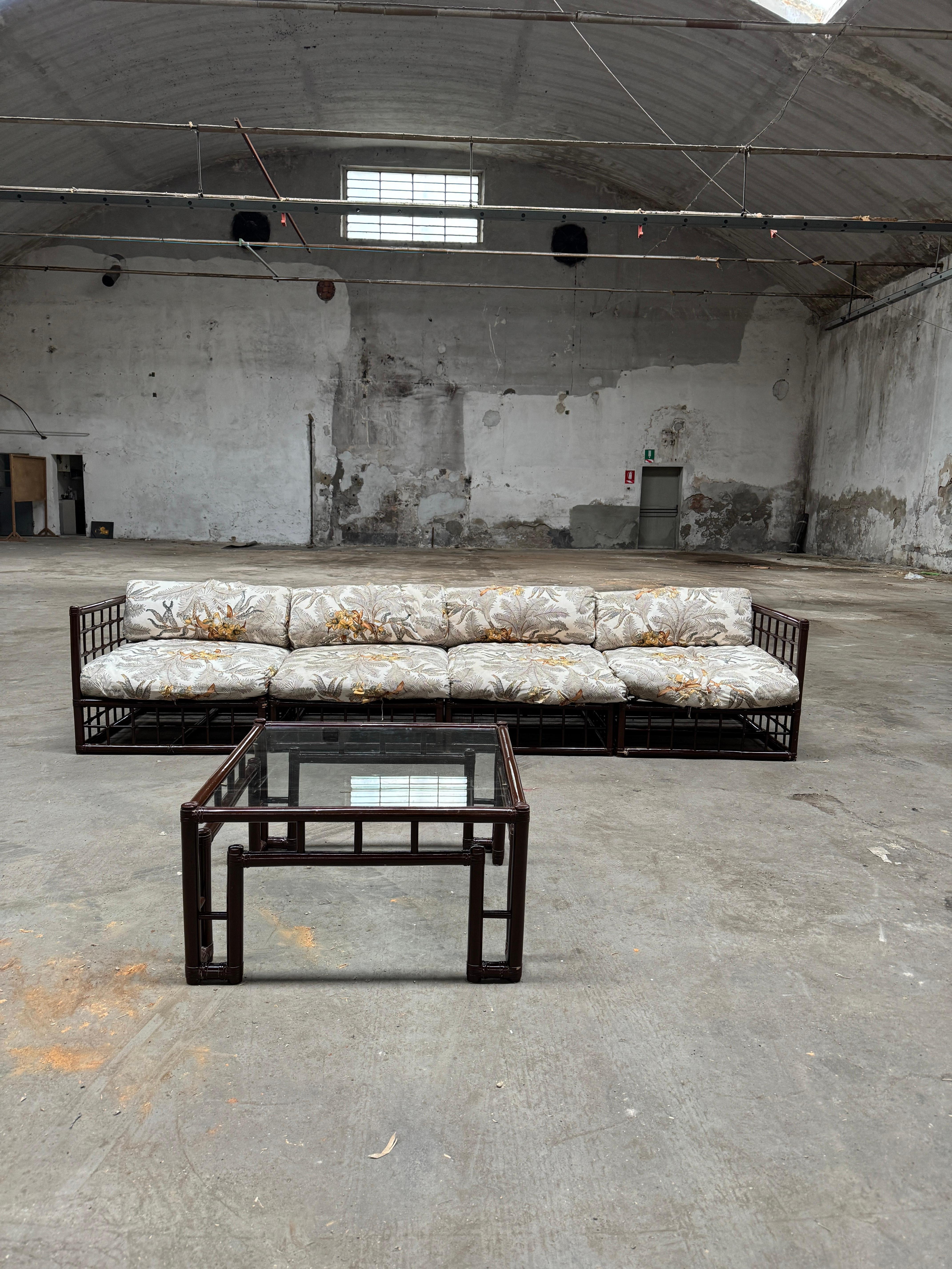 Lacquered Mid-Century Modern Italian Living Room Set in  the style of Afra & Tobia Scarpa For Sale