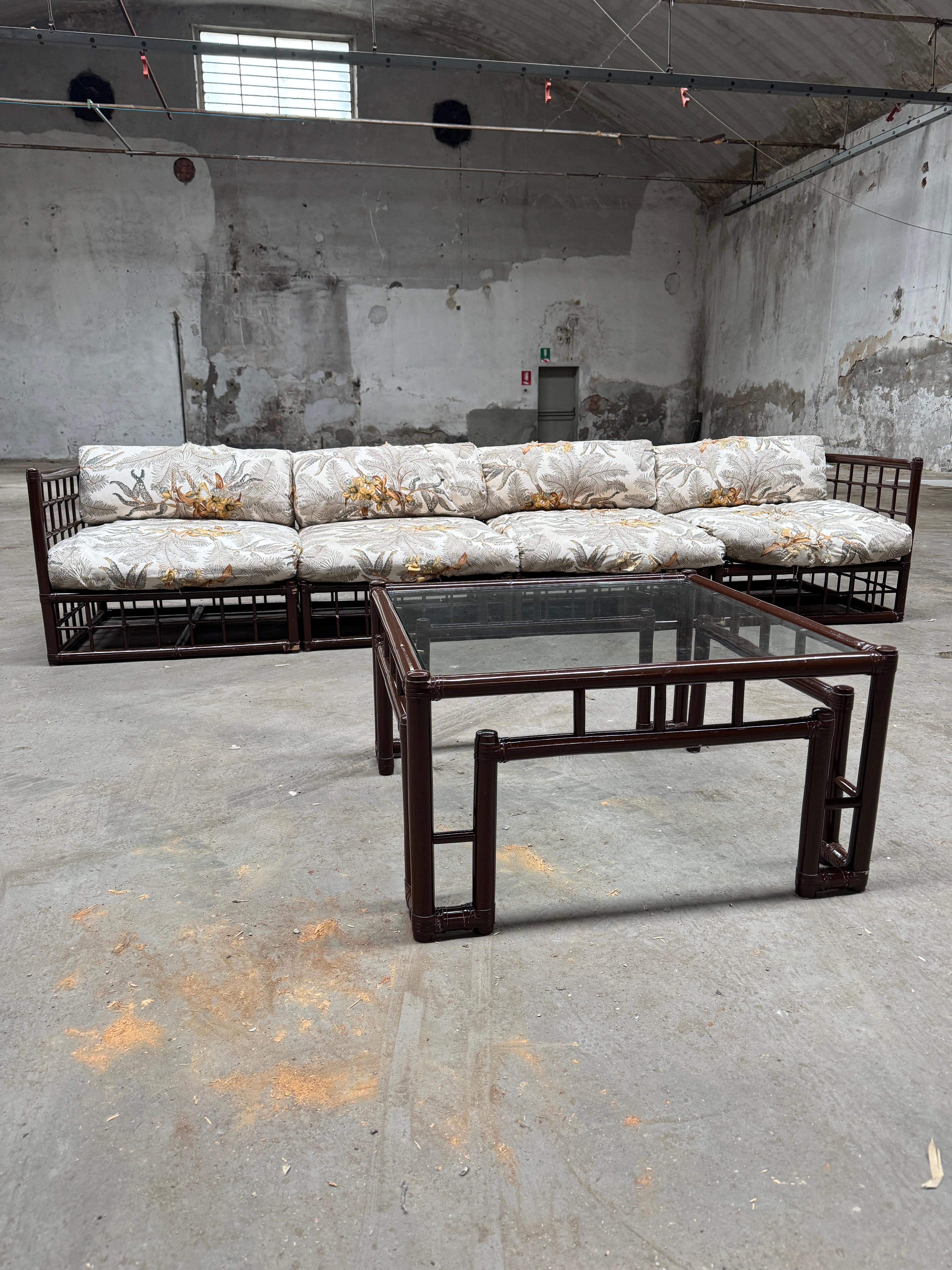 Mid-Century Modern Italian Living Room Set in  the style of Afra & Tobia Scarpa In Good Condition For Sale In Prato, IT
