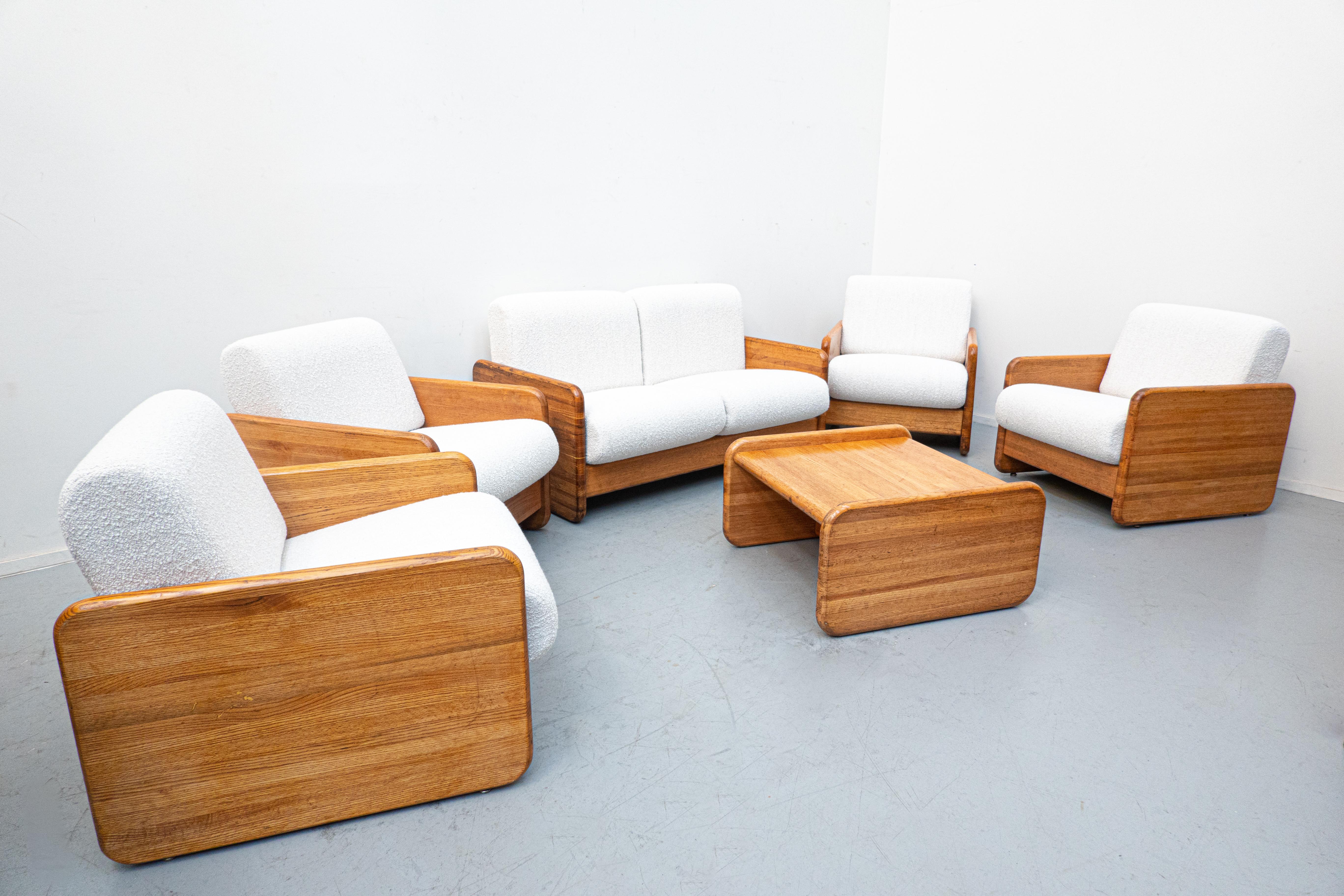 Mid-Century Modern Italian living room set, white boucle and oak, 1960s
Possible to sell individually. 
2 pairs of armchairs : 71W x 82D x 76H cm
1 sofa : 132,5W x 82D x 76H cm
1 coffee table.
   