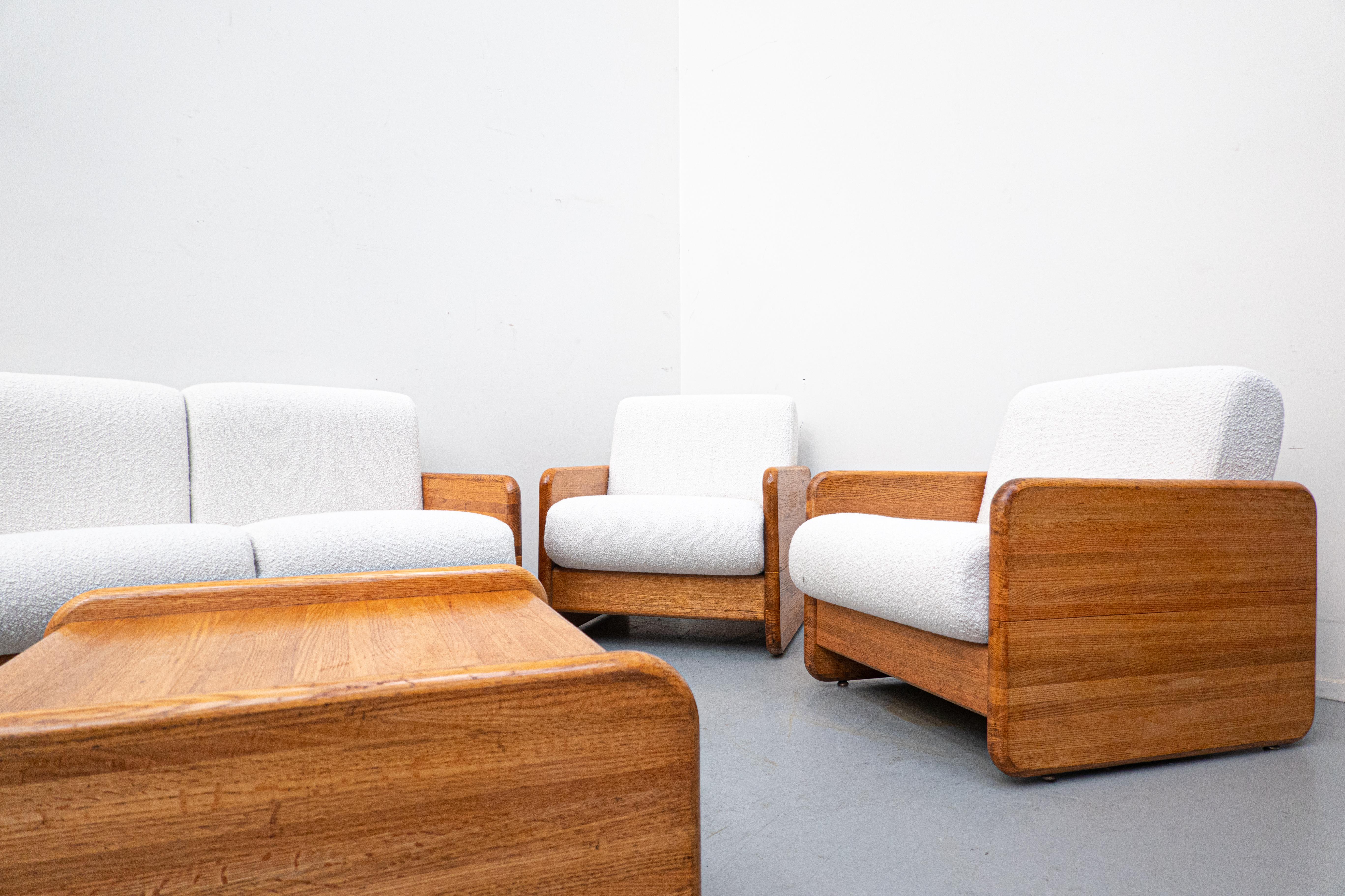 Modernes italienisches Wohnzimmer-Set aus der Mitte des Jahrhunderts, weißer Bouclé und Eiche, 1960er Jahre (Mitte des 20. Jahrhunderts) im Angebot