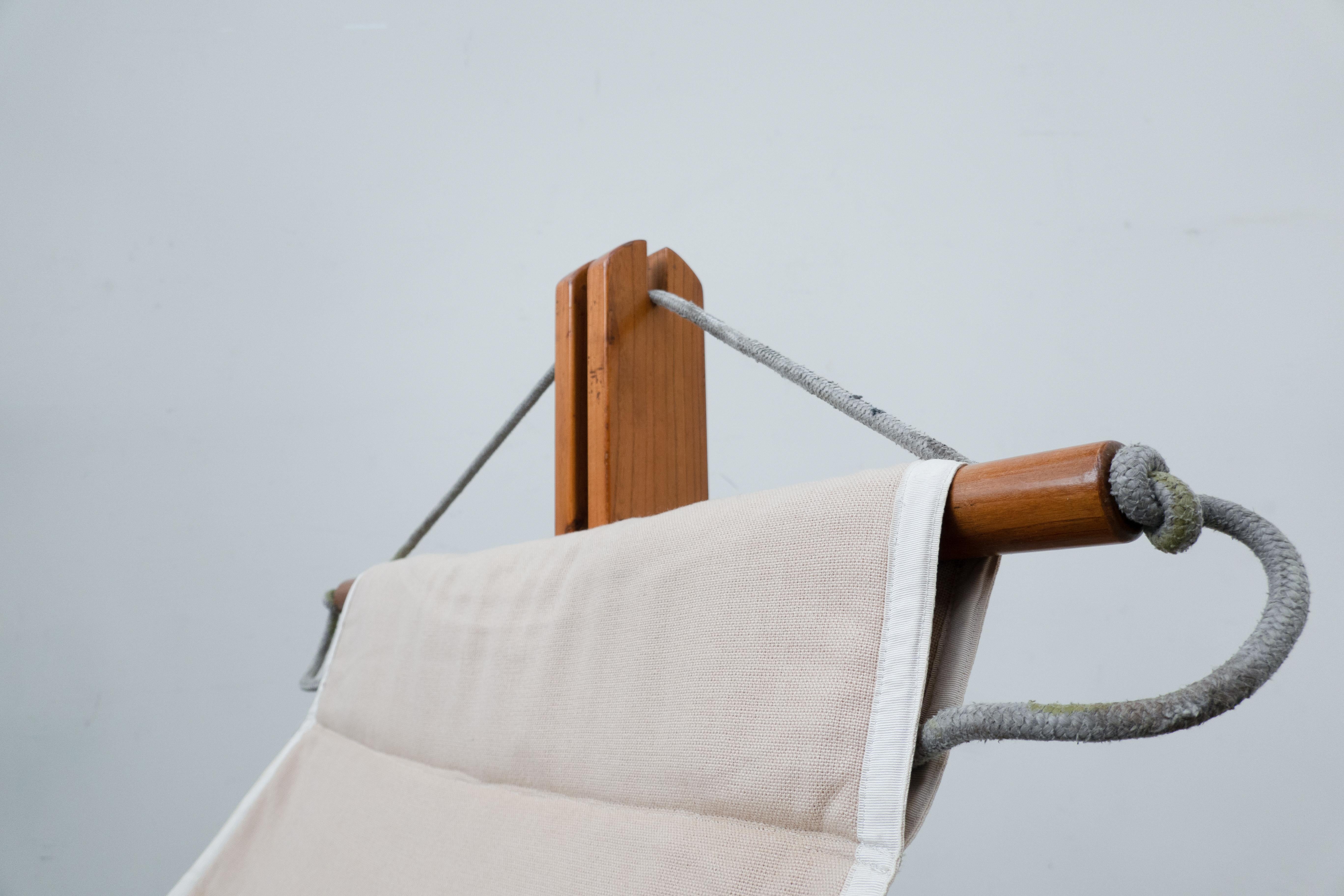 Chaise longue italienne moderne du milieu du siècle, tissu beige, bois et corde, années 1960.