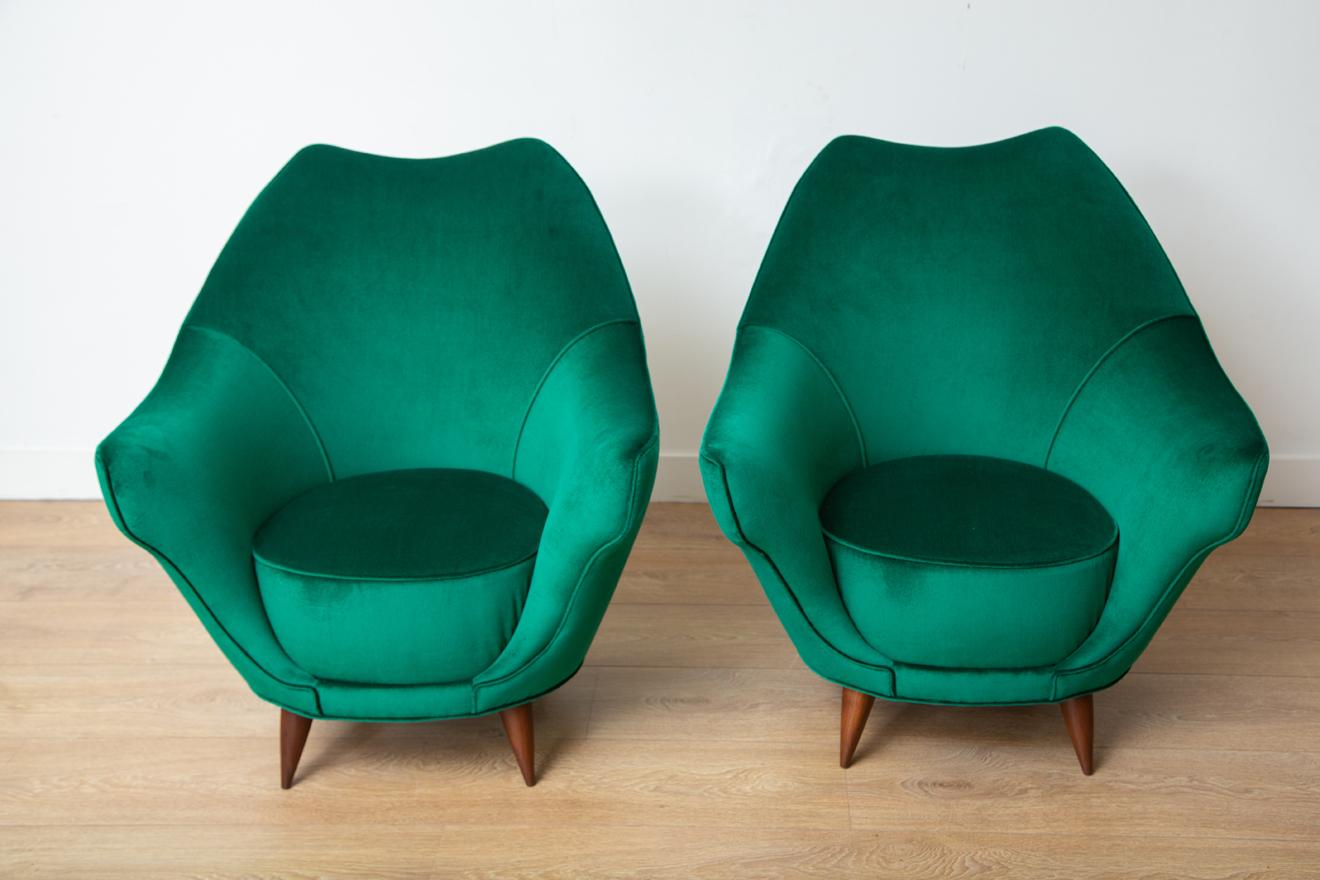 Ein Paar moderne italienische Loungesessel aus der Mitte des Jahrhunderts aus smaragdgrünem Samt im Angebot 3