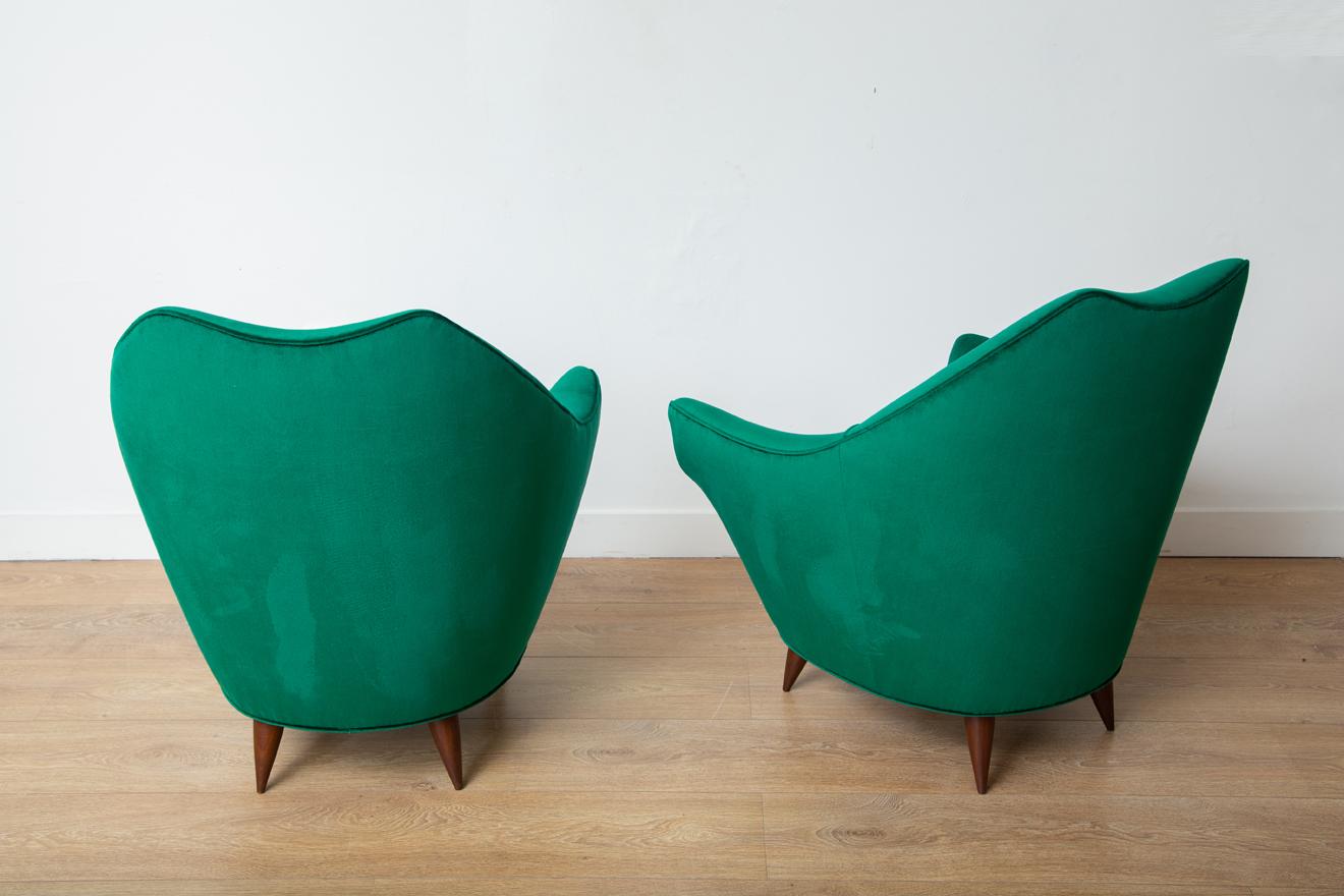 Pair of Mid-Century Modern Italian Lounge Chairs in Emerald Green Velvet For Sale 4
