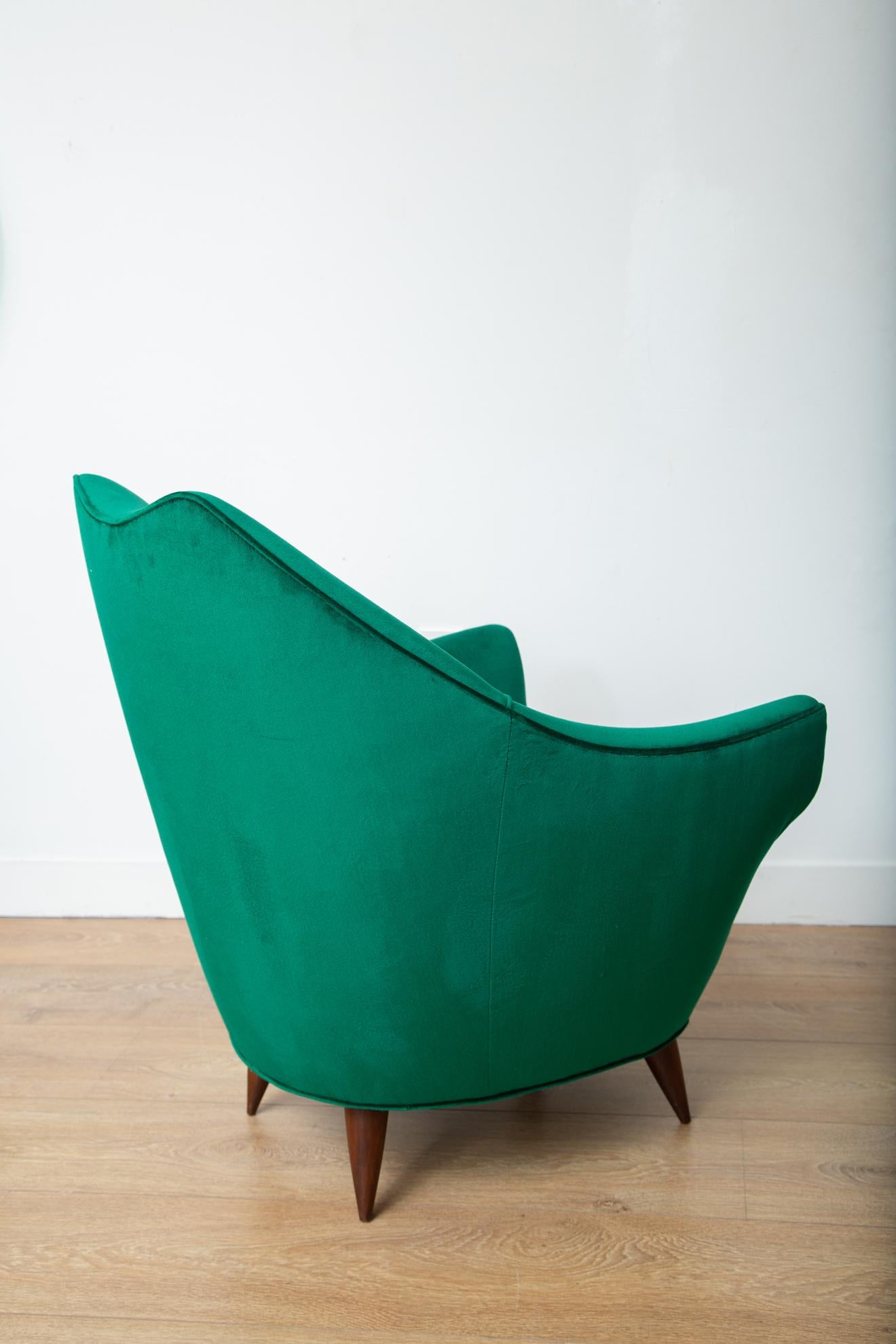 Ein Paar moderne italienische Loungesessel aus der Mitte des Jahrhunderts aus smaragdgrünem Samt im Angebot 5