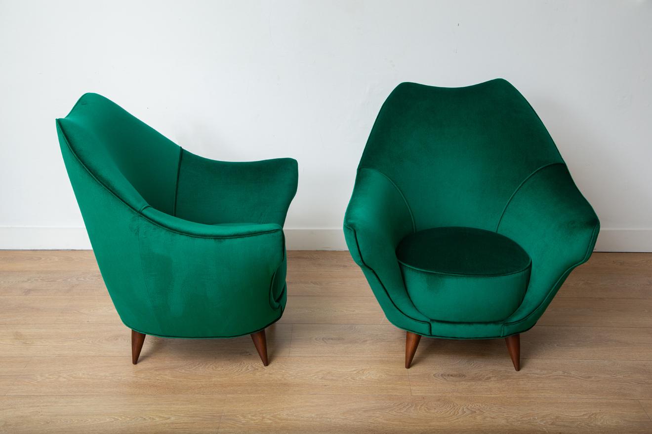 Ein Paar moderne italienische Loungesessel aus der Mitte des Jahrhunderts aus smaragdgrünem Samt (Moderne der Mitte des Jahrhunderts) im Angebot