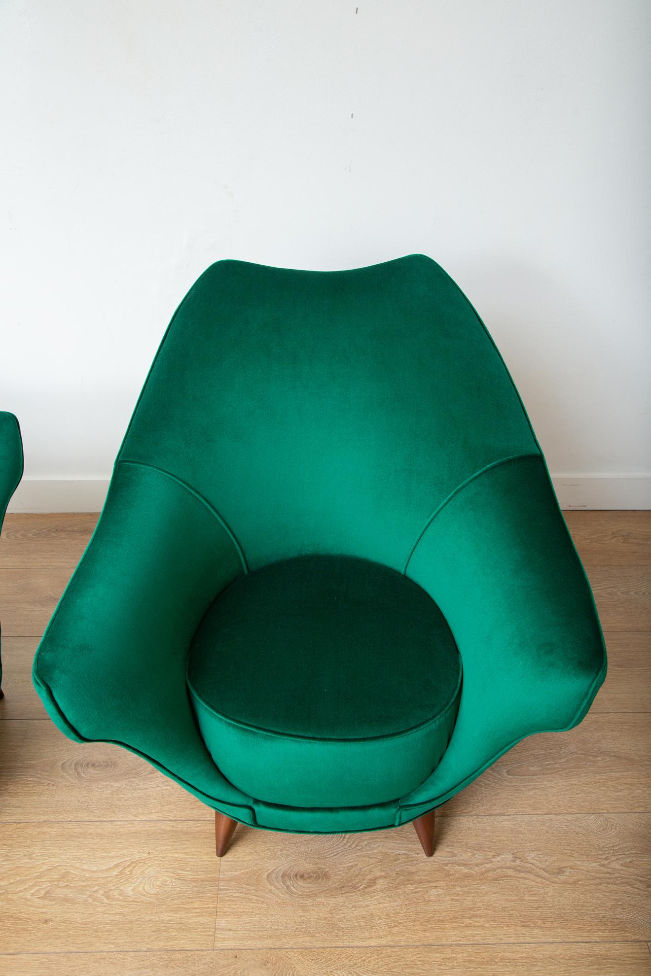 Ebonized Pair of Mid-Century Modern Italian Lounge Chairs in Emerald Green Velvet For Sale