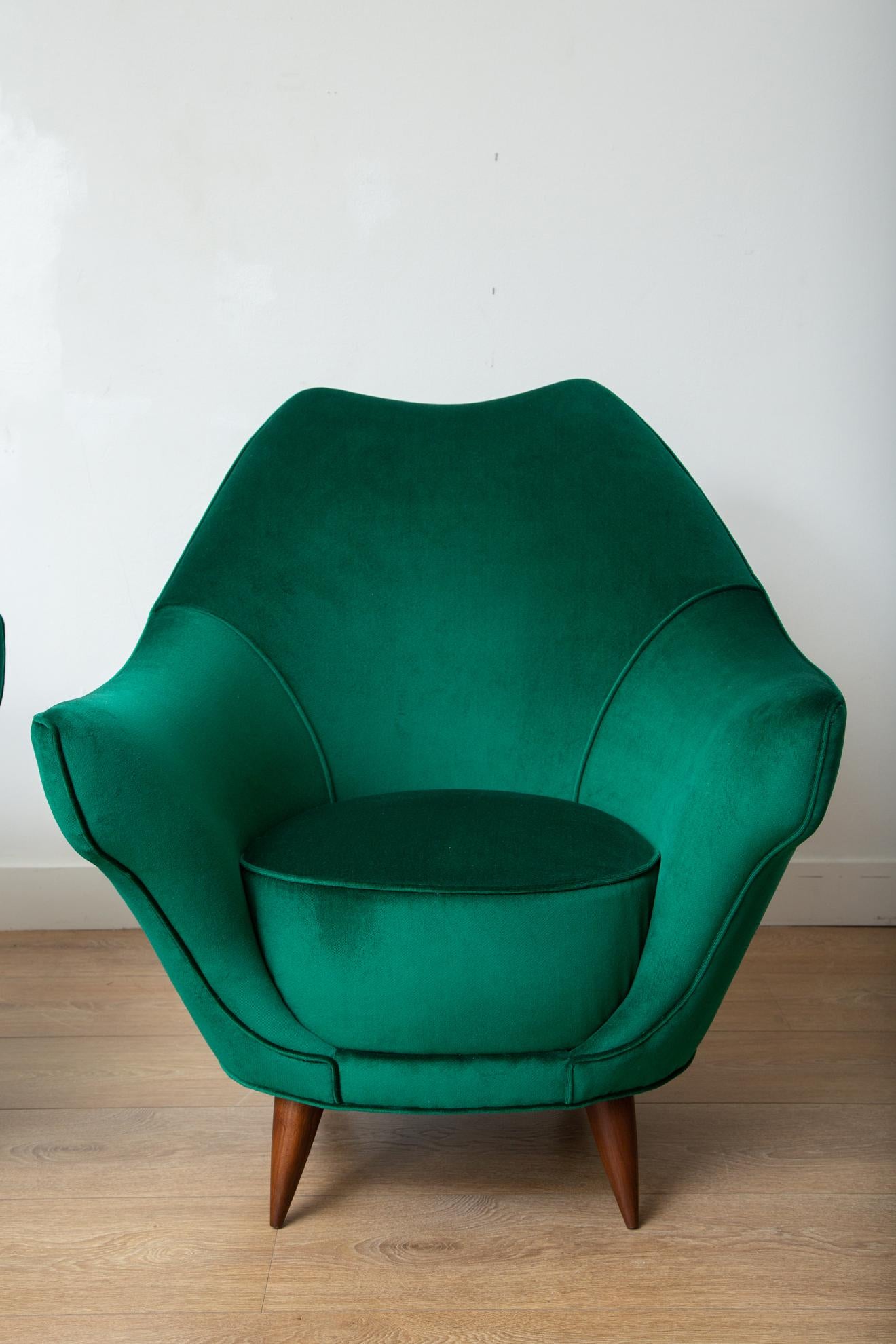 Pair of Mid-Century Modern Italian Lounge Chairs in Emerald Green Velvet In Excellent Condition For Sale In Miami, FL