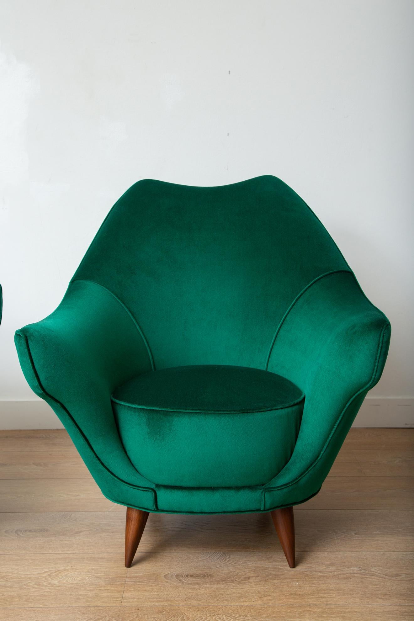 Pair of Mid-Century Modern Italian Lounge Chairs in Emerald Green Velvet In Excellent Condition In Miami, FL