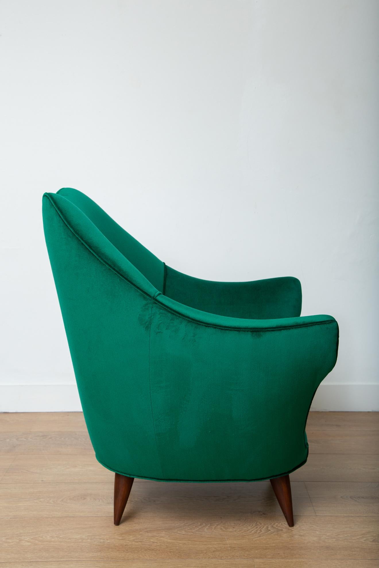 Ein Paar moderne italienische Loungesessel aus der Mitte des Jahrhunderts aus smaragdgrünem Samt (20. Jahrhundert) im Angebot
