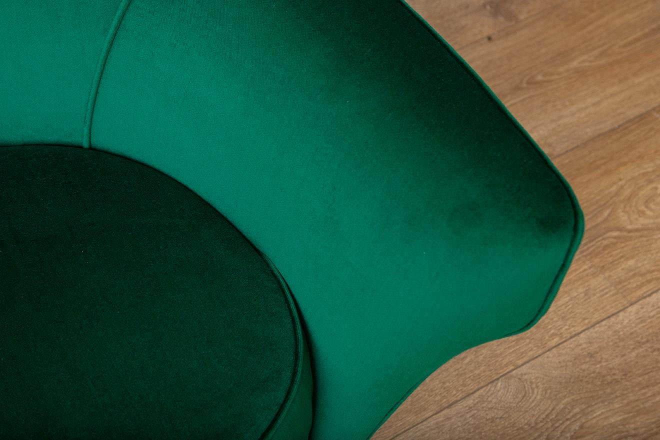Pair of Mid-Century Modern Italian Lounge Chairs in Emerald Green Velvet For Sale 1