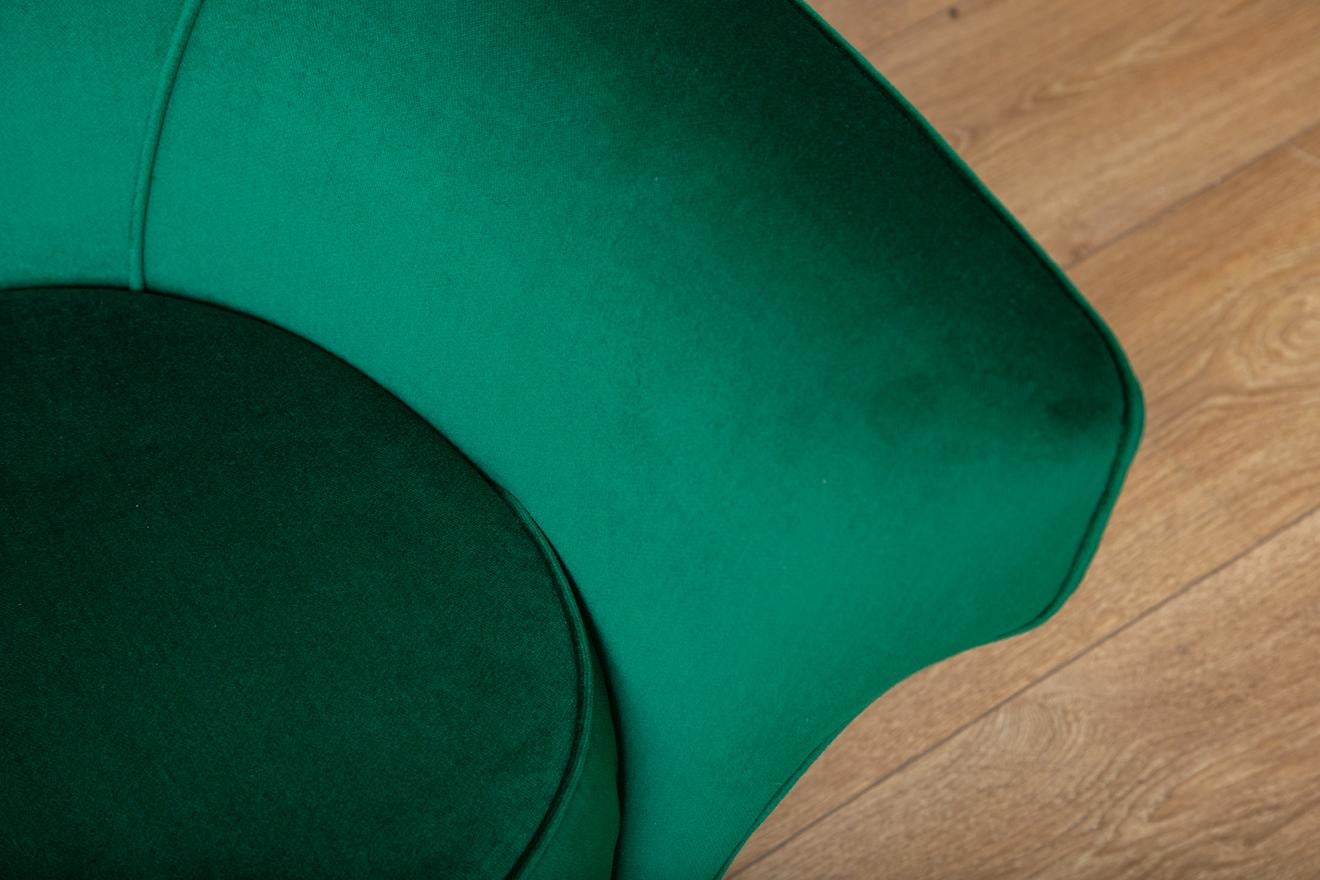 Pair of Mid-Century Modern Italian Lounge Chairs in Emerald Green Velvet For Sale 2