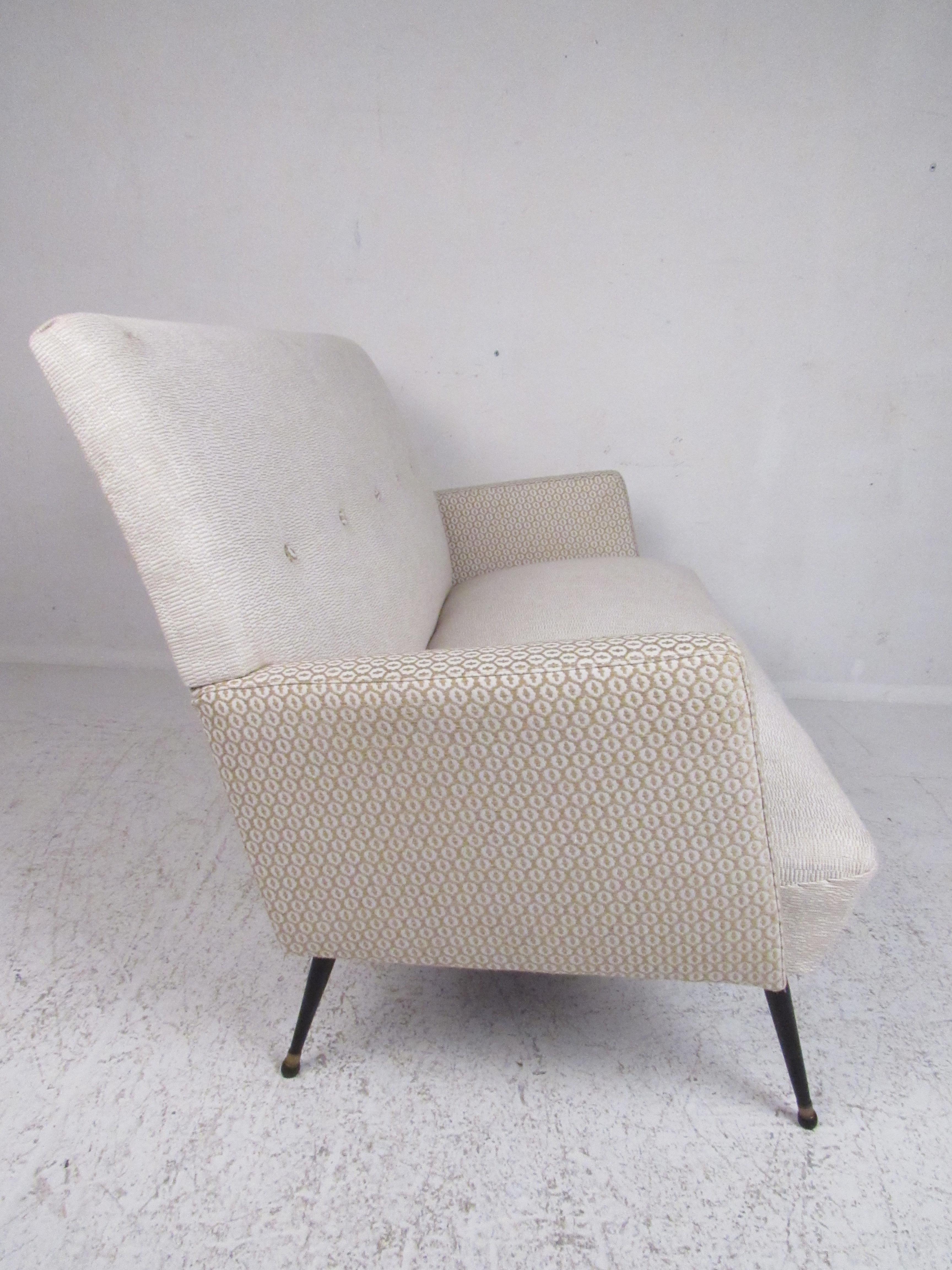 Mid-Century Modern Causeuse italienne The Moderns en vente