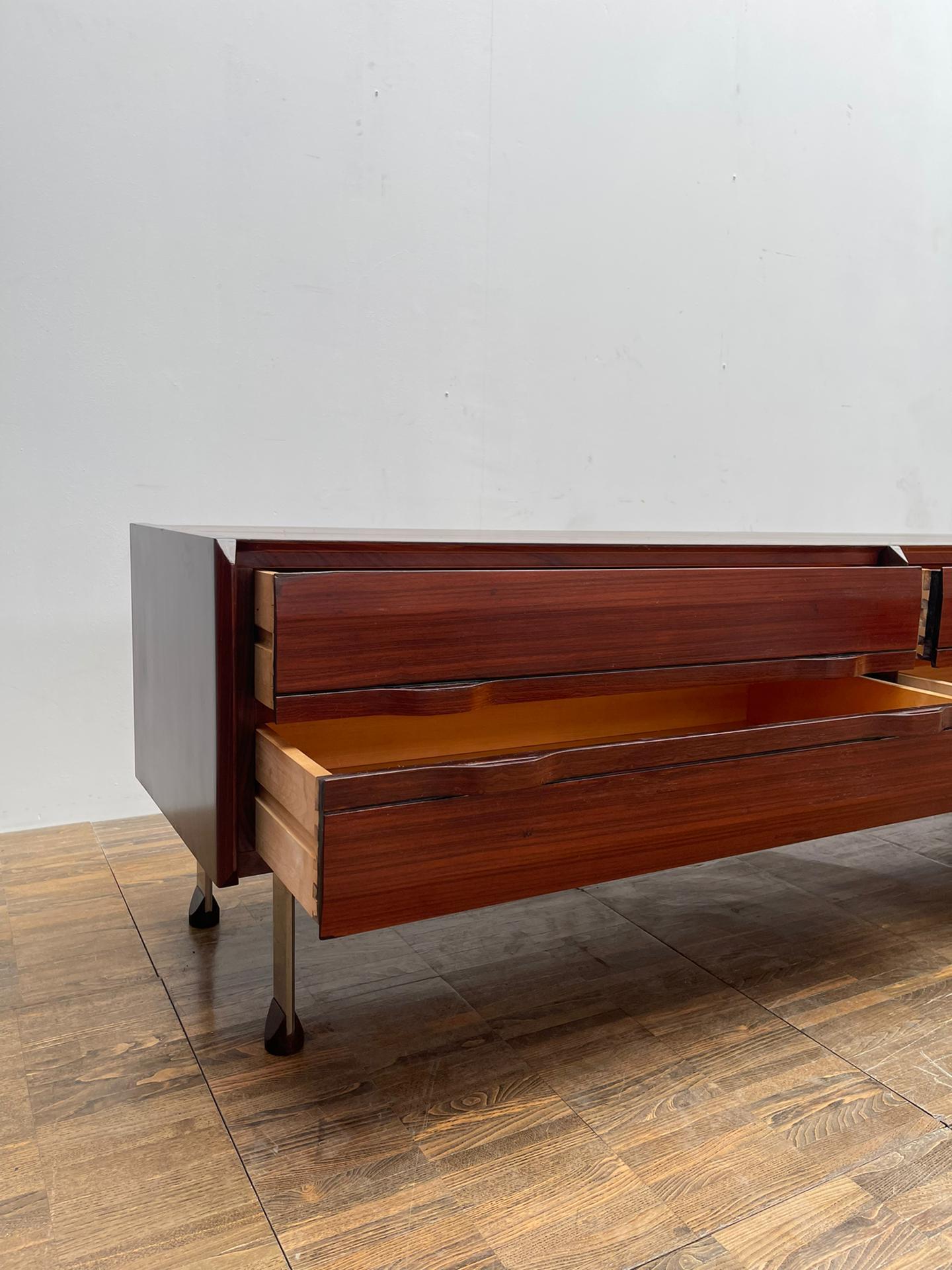 Mid-Century Modern Italian Low Wooden Credenza, with four Drawers In Good Condition For Sale In Brussels, BE