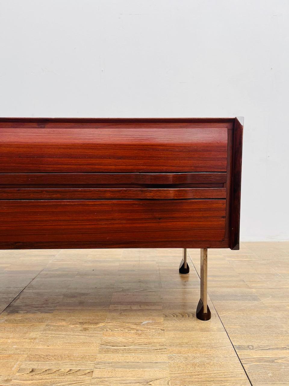 Mid-Century Modern Italian Low Wooden Credenza, with four Drawers For Sale 1