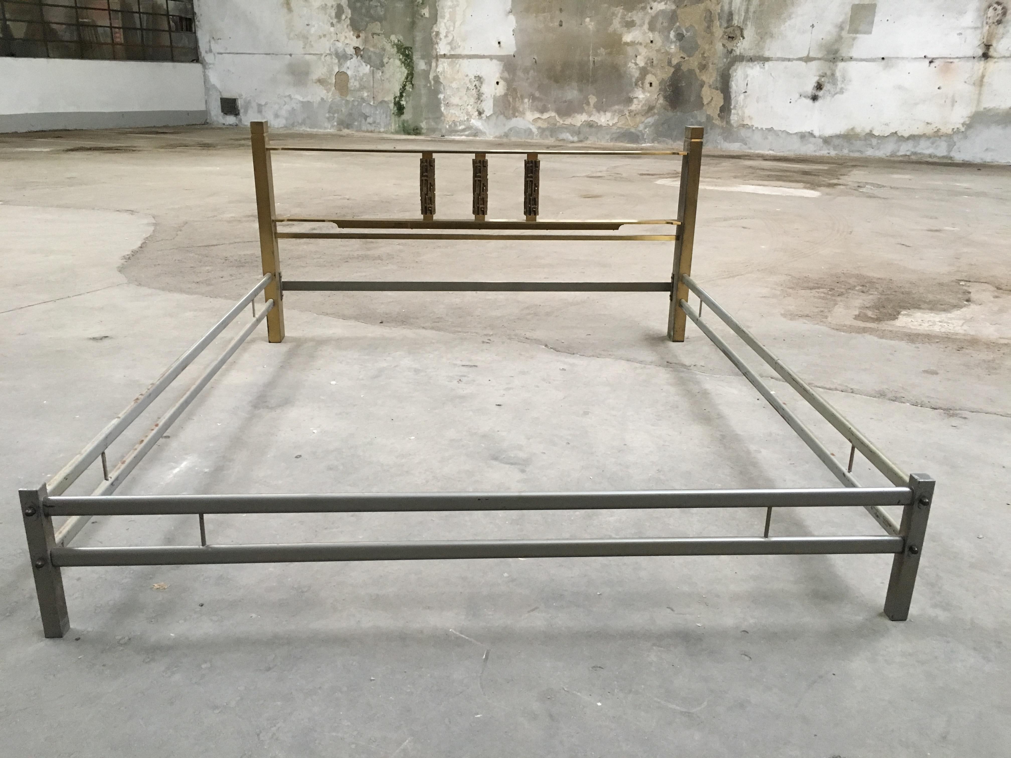 Mid-Century Modern Italian bronze bed by Luciano Frigerio for 'Frigerio di Desio' from 1970s.
The bed needs a bed net of cm.165 width and cm. 190 length
Measurements of the bed structure: cm.176 x 211 x H. 89.