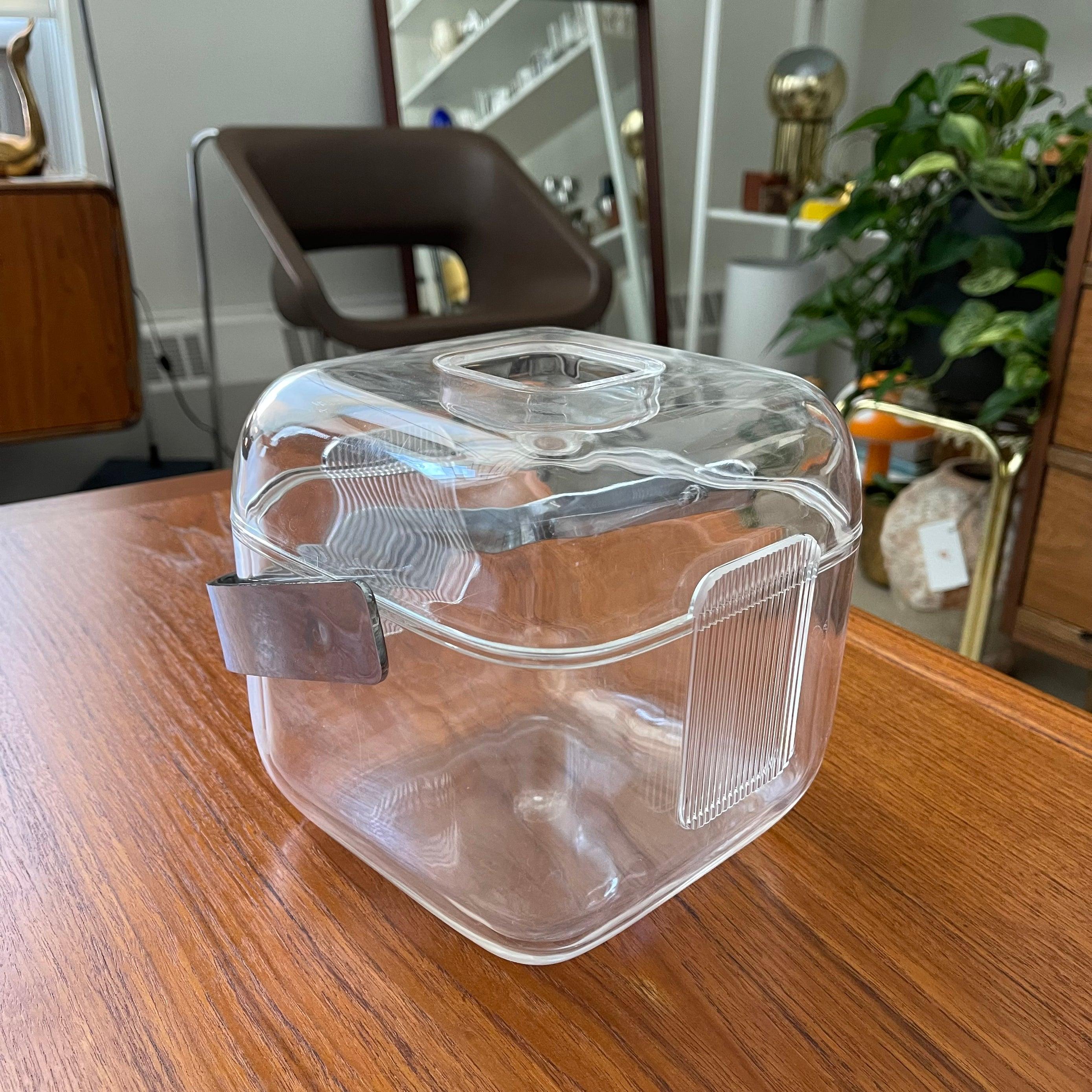 Mid-Century Modern Italian Lucite Ice Bucket by Guzzini In Good Condition For Sale In Edmonton, AB