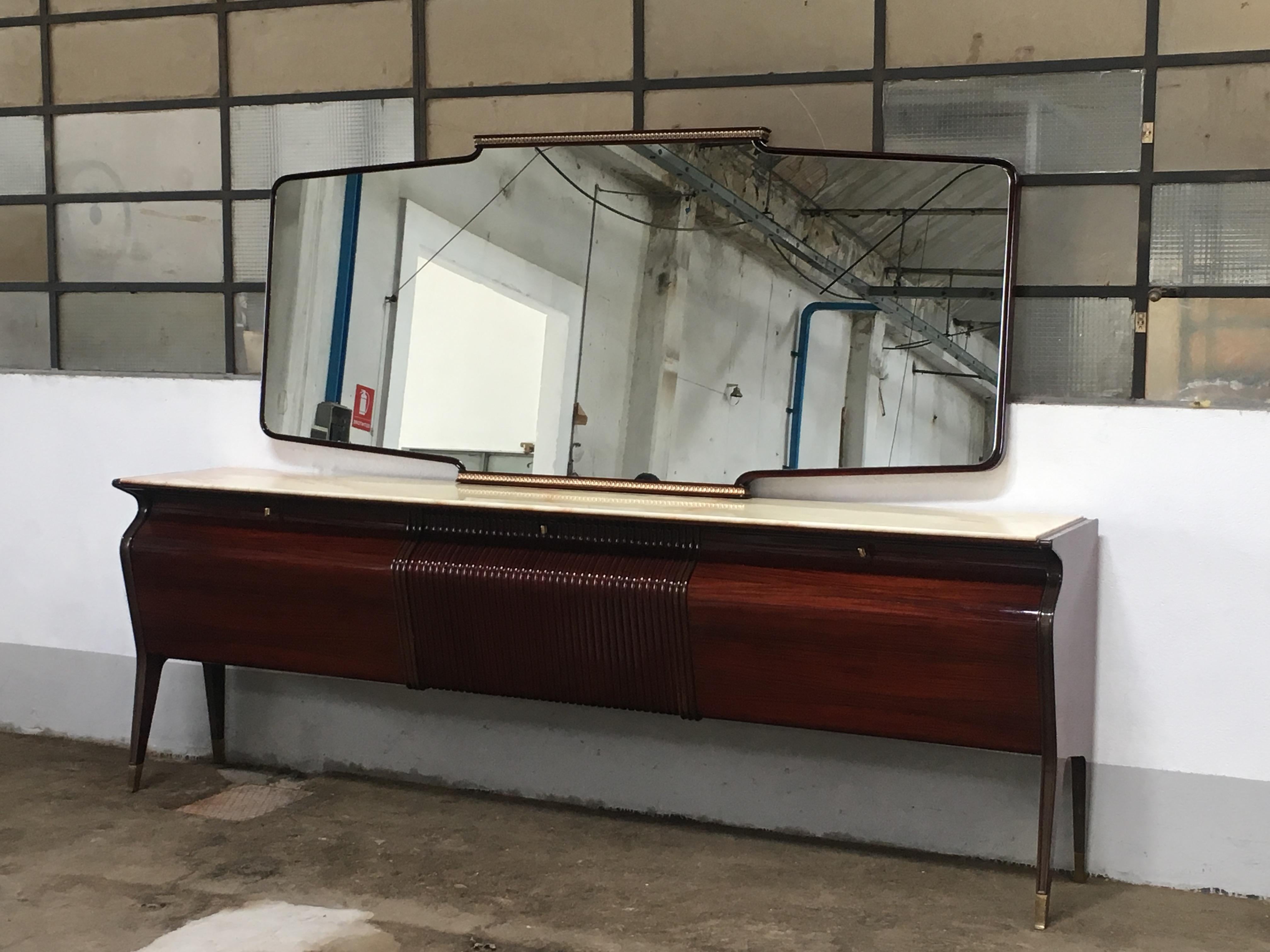 Italiano Credenza moderna in mogano di metà secolo con specchio di Osvaldo Borsani in vendita