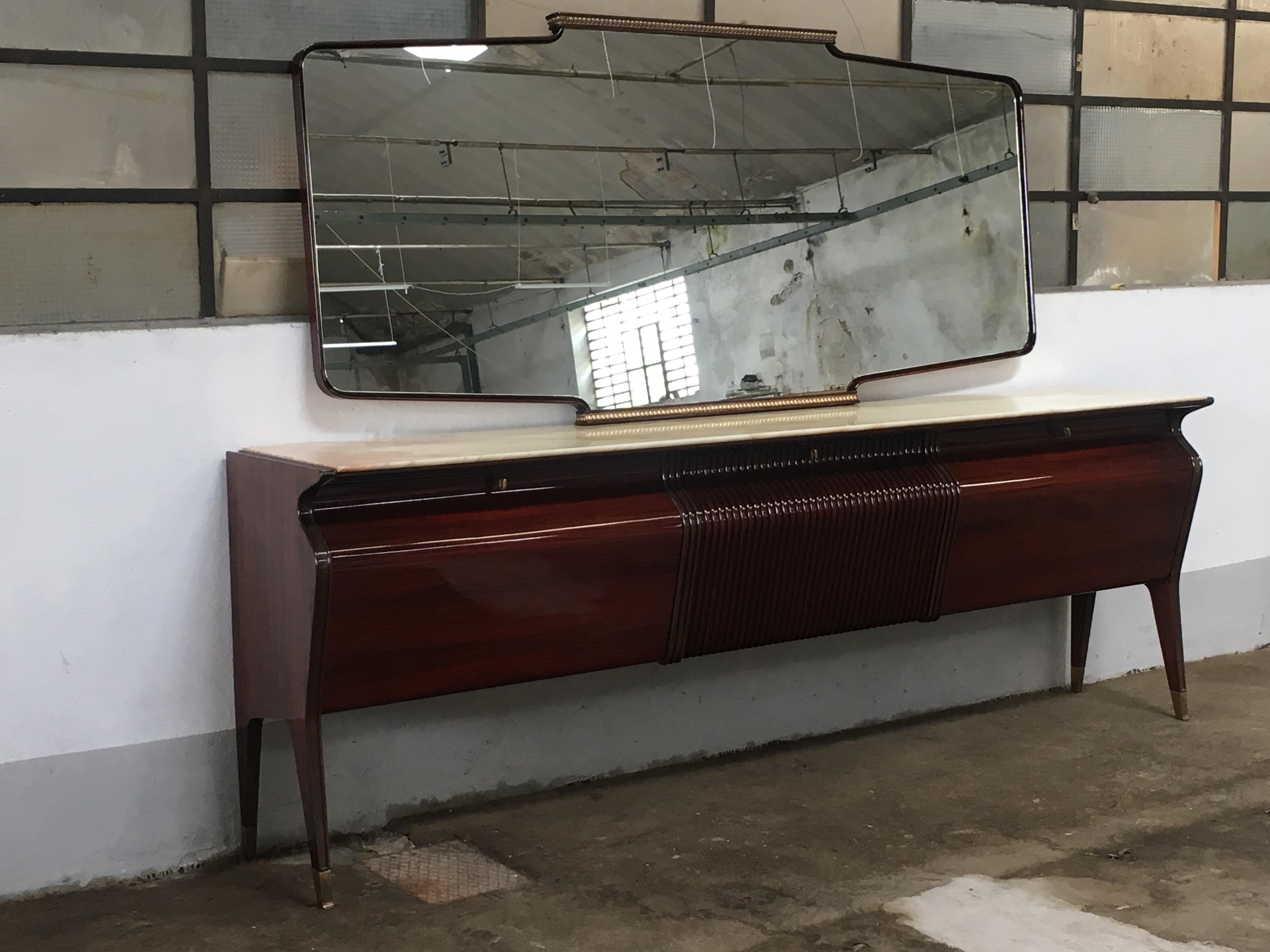 Modernes italienisches Mahagoni-Sideboard mit Spiegel von Osvaldo Borsani aus der Jahrhundertmitte (Mitte des 20. Jahrhunderts) im Angebot