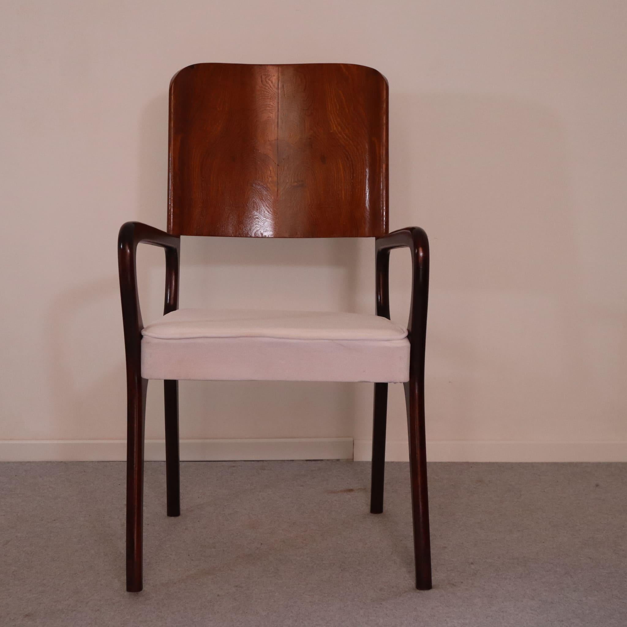 Mid-century Modern Italian Maple and White Velvet Chair, 1950s

This elegant mid-century modern chair, crafted in Italy during the 1950s, showcases a harmonious blend of high-quality maple wood and luxurious white velvet upholstery. The high