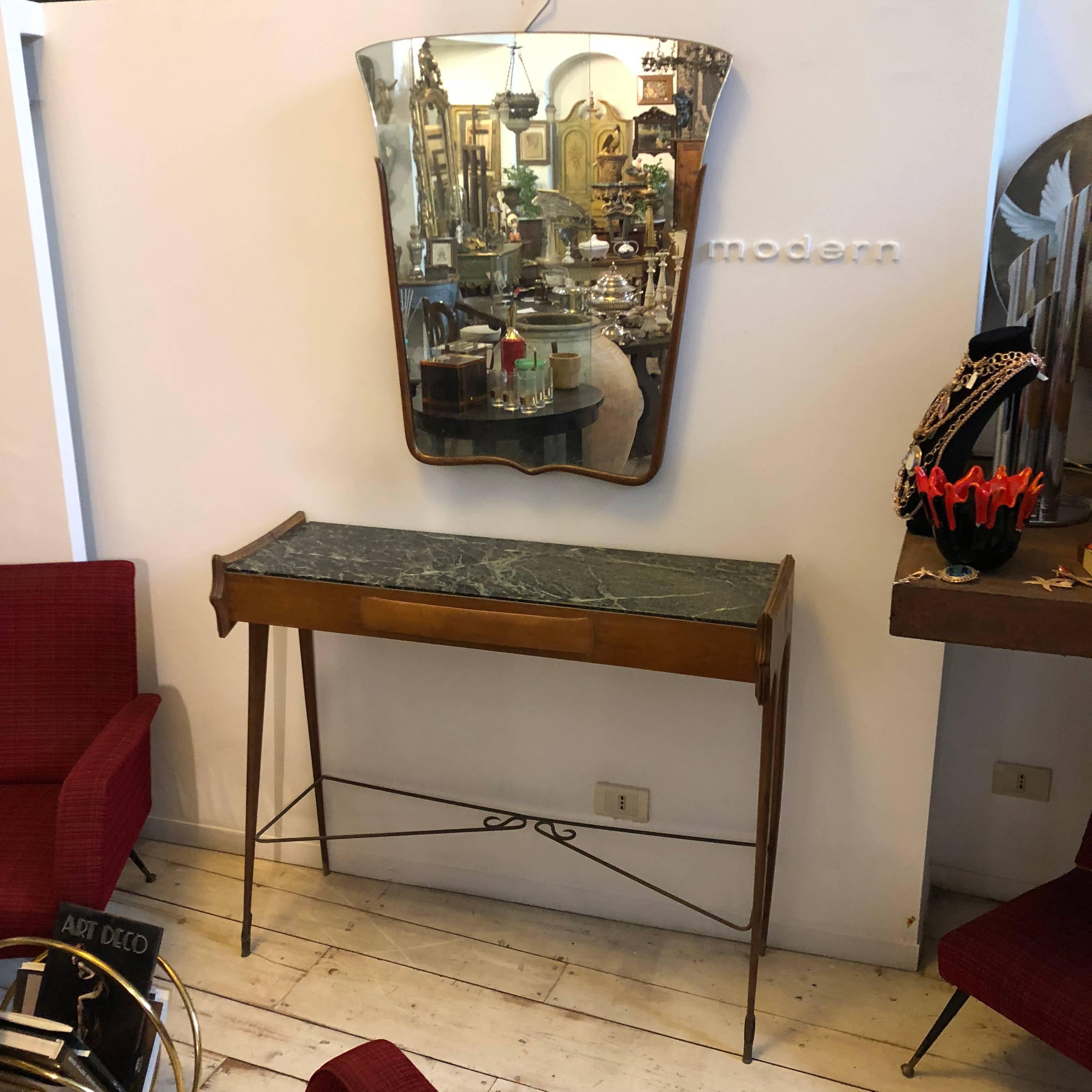 Amazing maple wood and green marble console with a wood mirror in the style of Ico Parisi. Wood mirror sizes 83 x 72 cm. Good conditions, there is a line in the wood visible in the 13th photo.