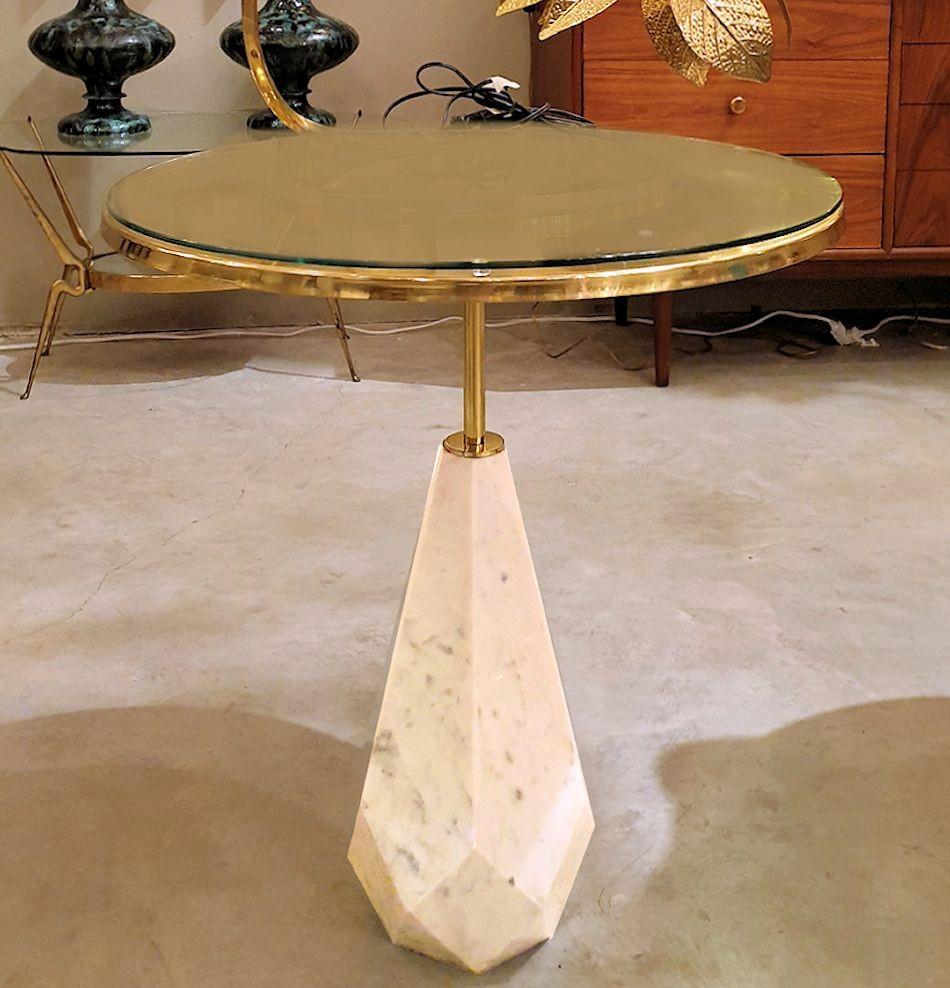 Pair of Mid-Century Modern round coffee tables, side tables, Italy 1980s.
Two tables available - Priced by pair.
Can be sold individually upon request.
The pair of side tables is made of a Diamond cut base in white Carrara marble, with some gray