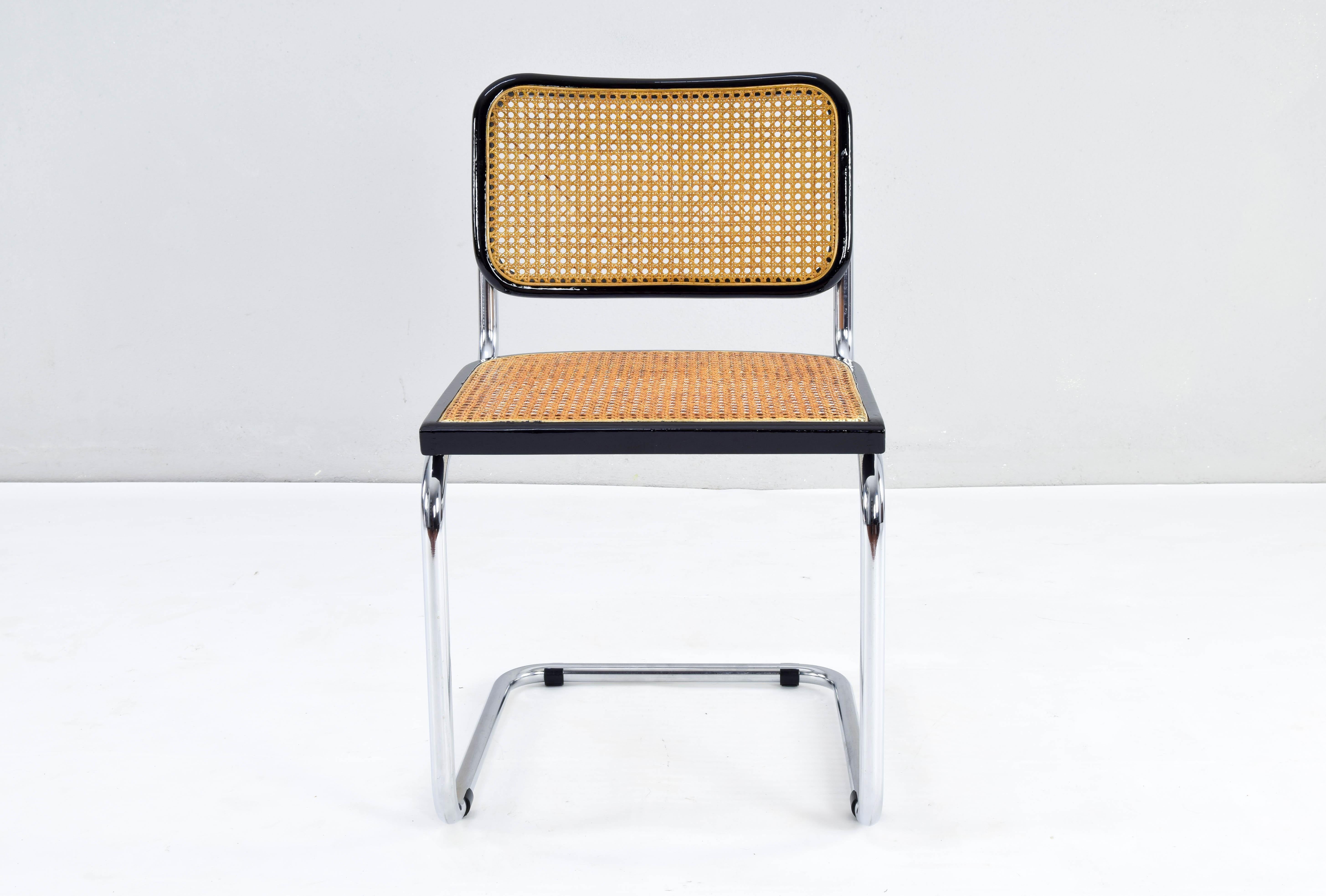 Cesca chair, model B32, Italy in the 1970s. This chair are part of a high quality edition.

Chrome tubular structure in very good condition. Beech wood frames lacquered in black and Viennese natural grid. The natural fiber grille of the seat have