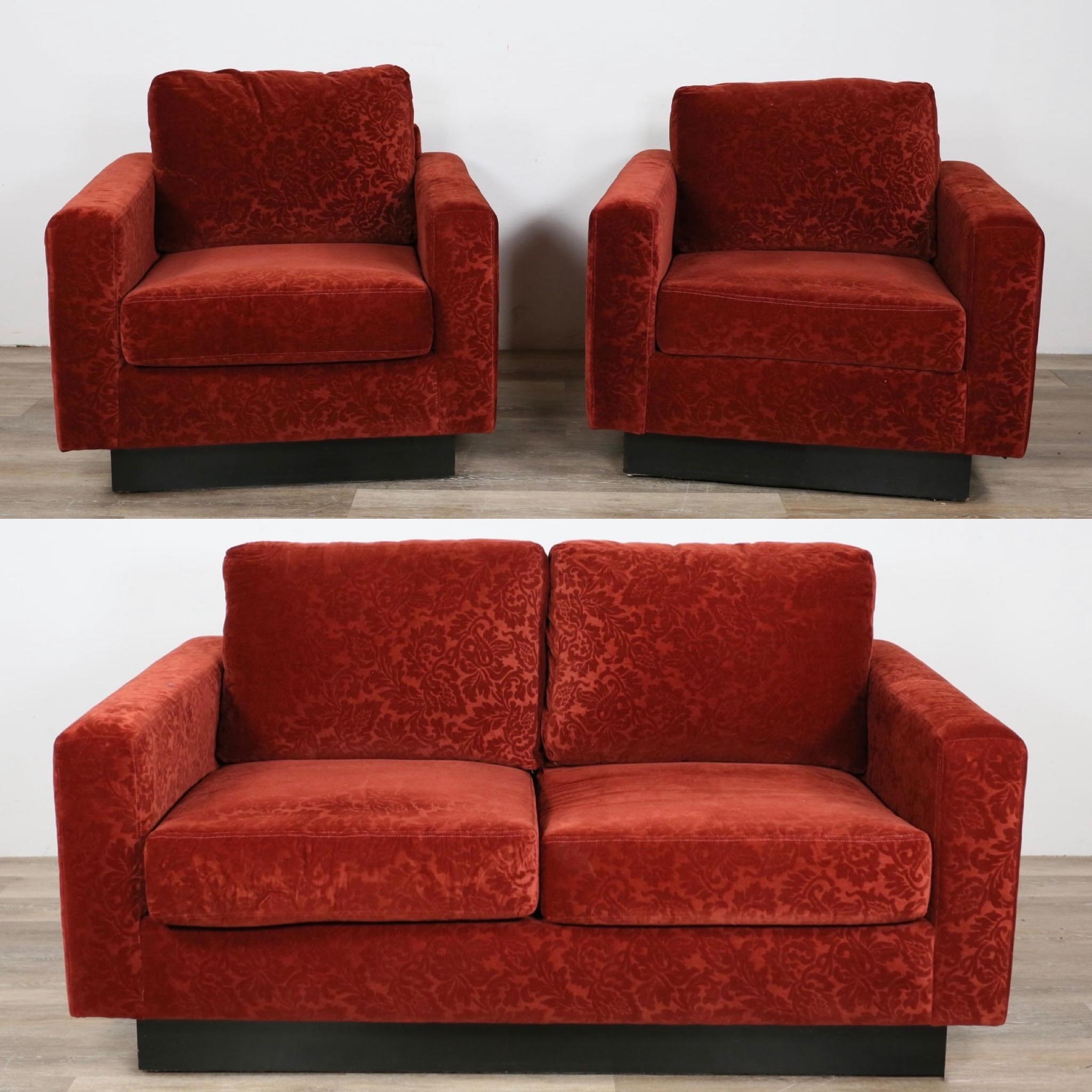 Il s'agit d'une paire de fauteuils club italiens modernes du milieu du siècle dernier par Maurice Villency. Elles reposent sur un socle en bois peint en noir. Le velours grenat est d'origine et présente des traces d'usure,  Ils ont les labels