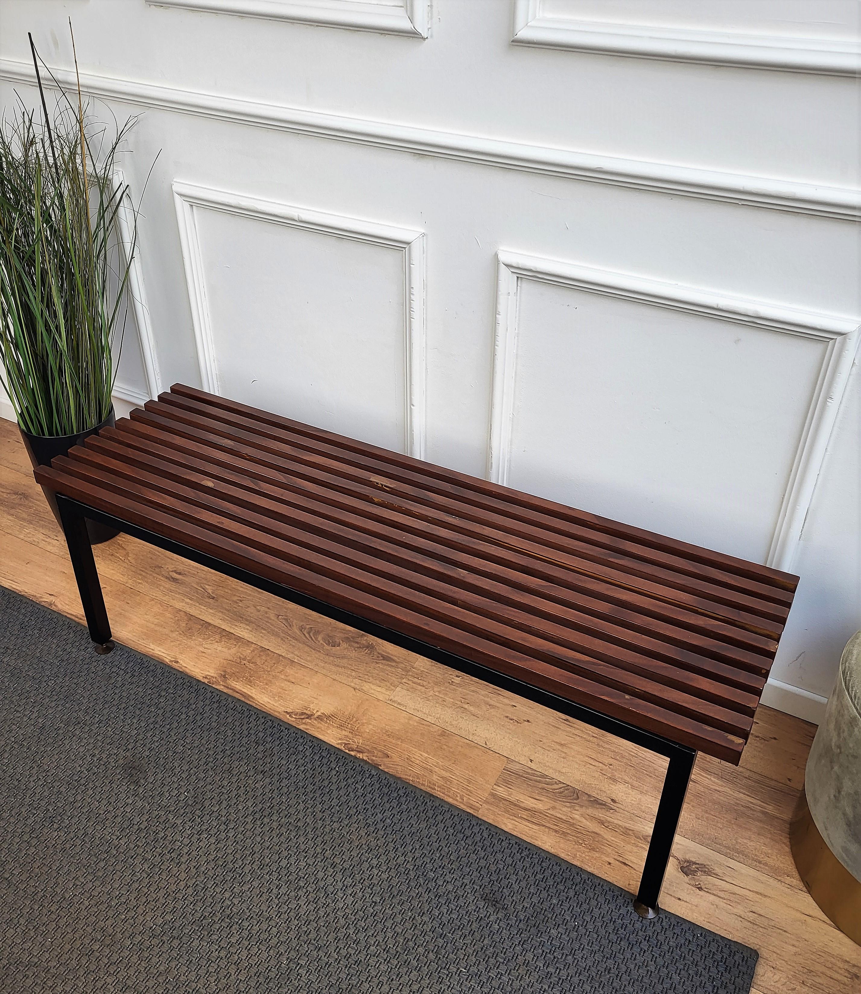 Mid-Century Modern Italian Metal Base Brass Feet Wooden Slat Bench In Good Condition For Sale In Carimate, Como