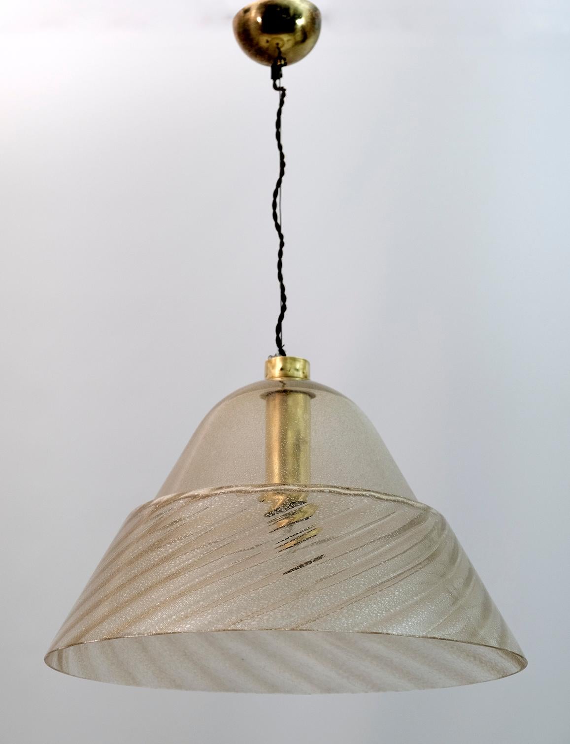 Suspension lamp in blown Murano glass with air bubbles, composed of two parts, underlying spiral and smooth upper part.