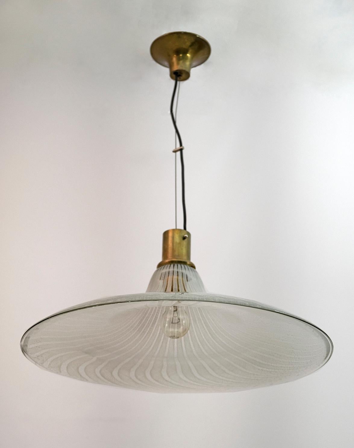 Superb suspension lamp in Murano glass, attributed to Seguso, technique of production of blown glass with air bubbles and spiral and reticello shape.