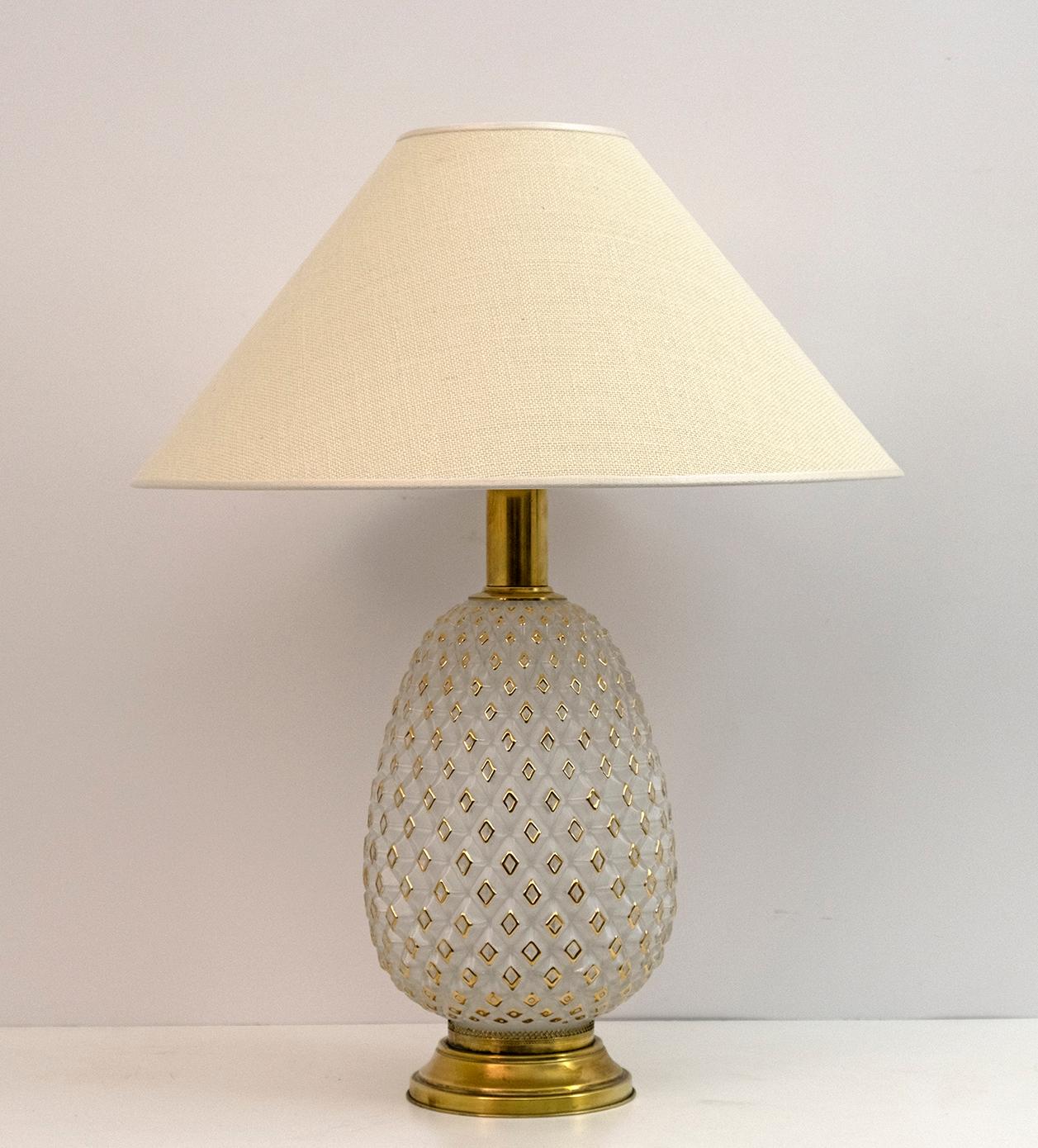 Table lamp in Murano glass blown with 18 carat gold, base and support in brass. Made by the Masters of Murano, Italy, 1970s.