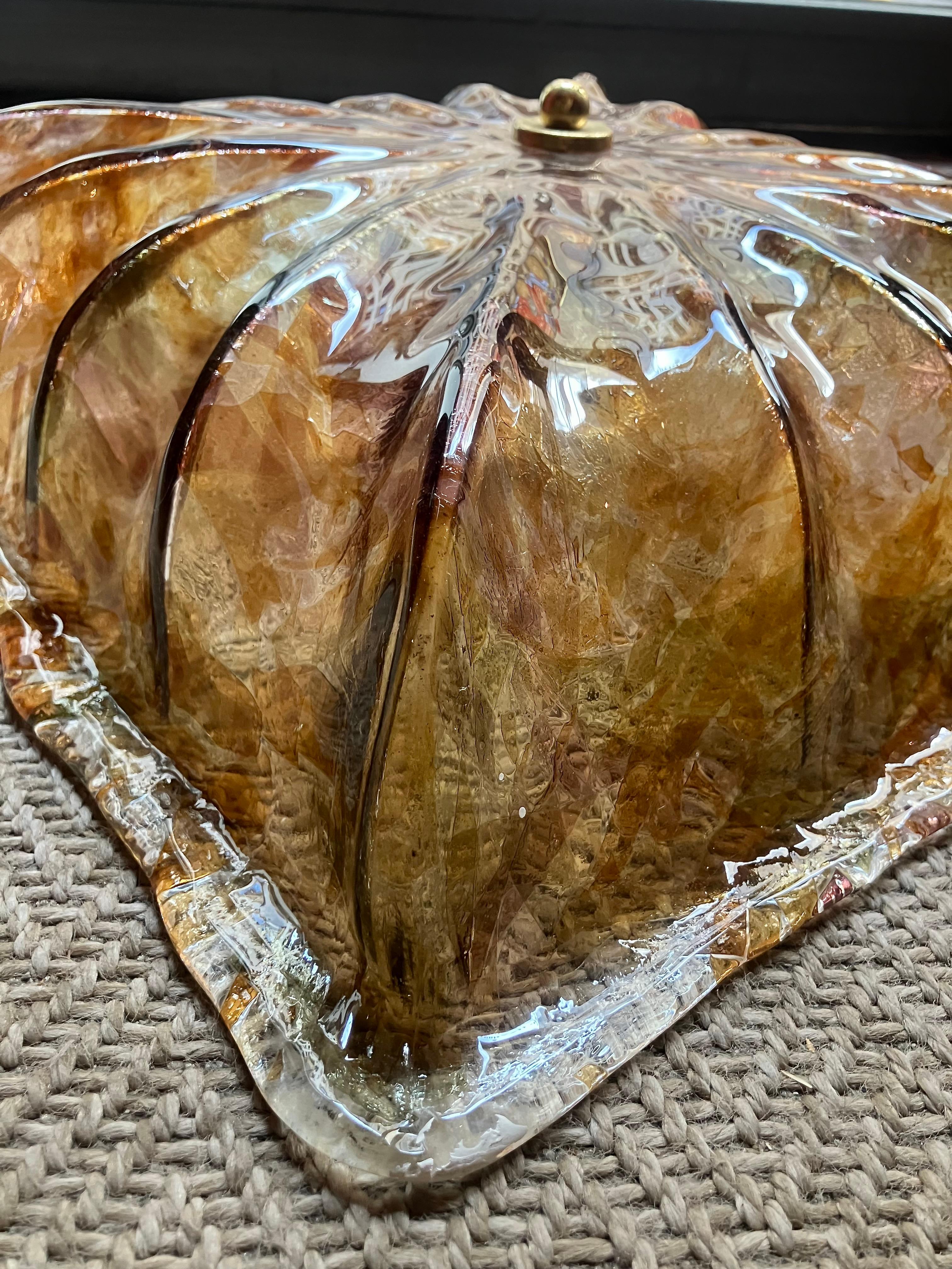 Auténticas lámparas de cristal de Murano de mediados de siglo de La Murrina, con exquisitas capas de cristal violeta, ámbar y verde. Estos esculturales apliques de luz pueden utilizarse como apliques de pared o plafones empotrados, y ofrecen una