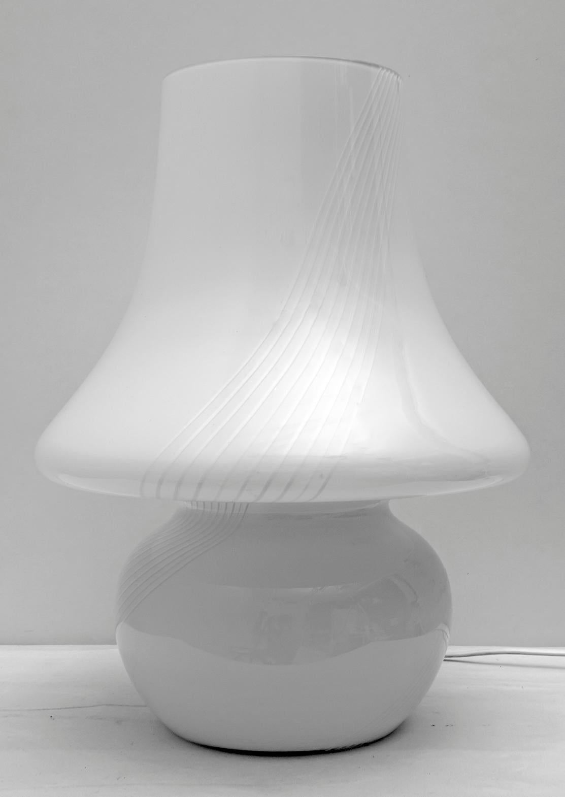 Mid-Century Modern Italian Murano Glass Mushroom Table Lamp, 1970s In Good Condition For Sale In Puglia, Puglia