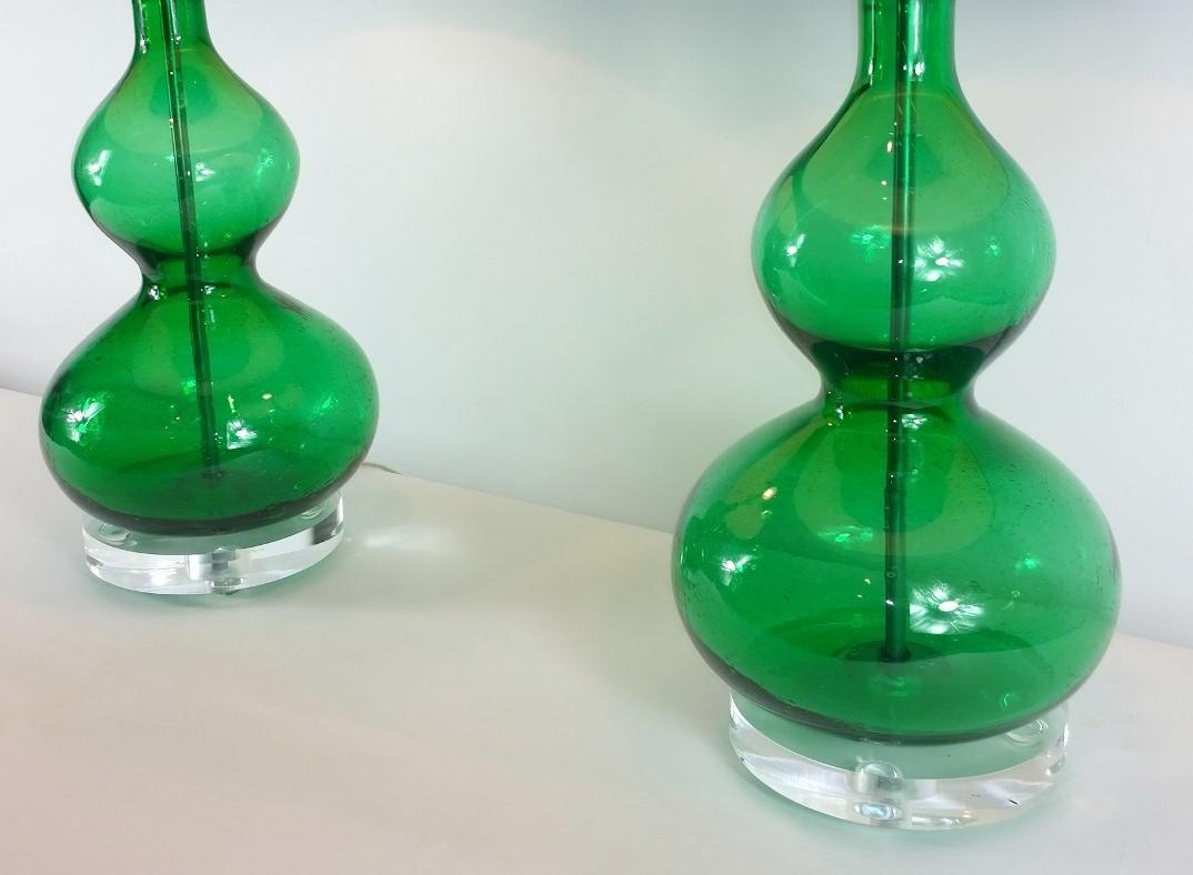 Emerald Green Murano Glass Table Lamps with Lucite Bases & Chrome Accents, Pair In Good Condition For Sale In Houston, TX
