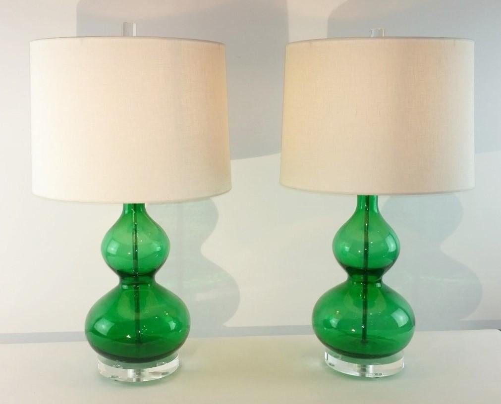 Mid-Century Modern Emerald Green Murano Glass Table Lamps with Lucite Bases & Chrome Accents, Pair For Sale