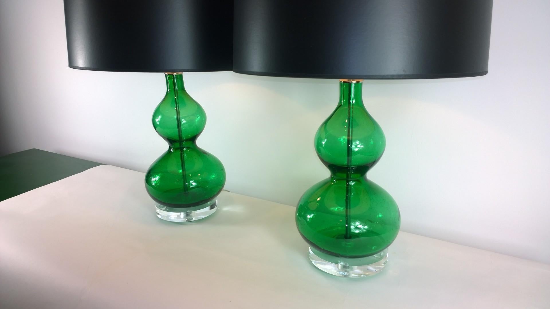 Italian Emerald Green Murano Glass Table Lamps with Lucite Bases & Chrome Accents, Pair For Sale